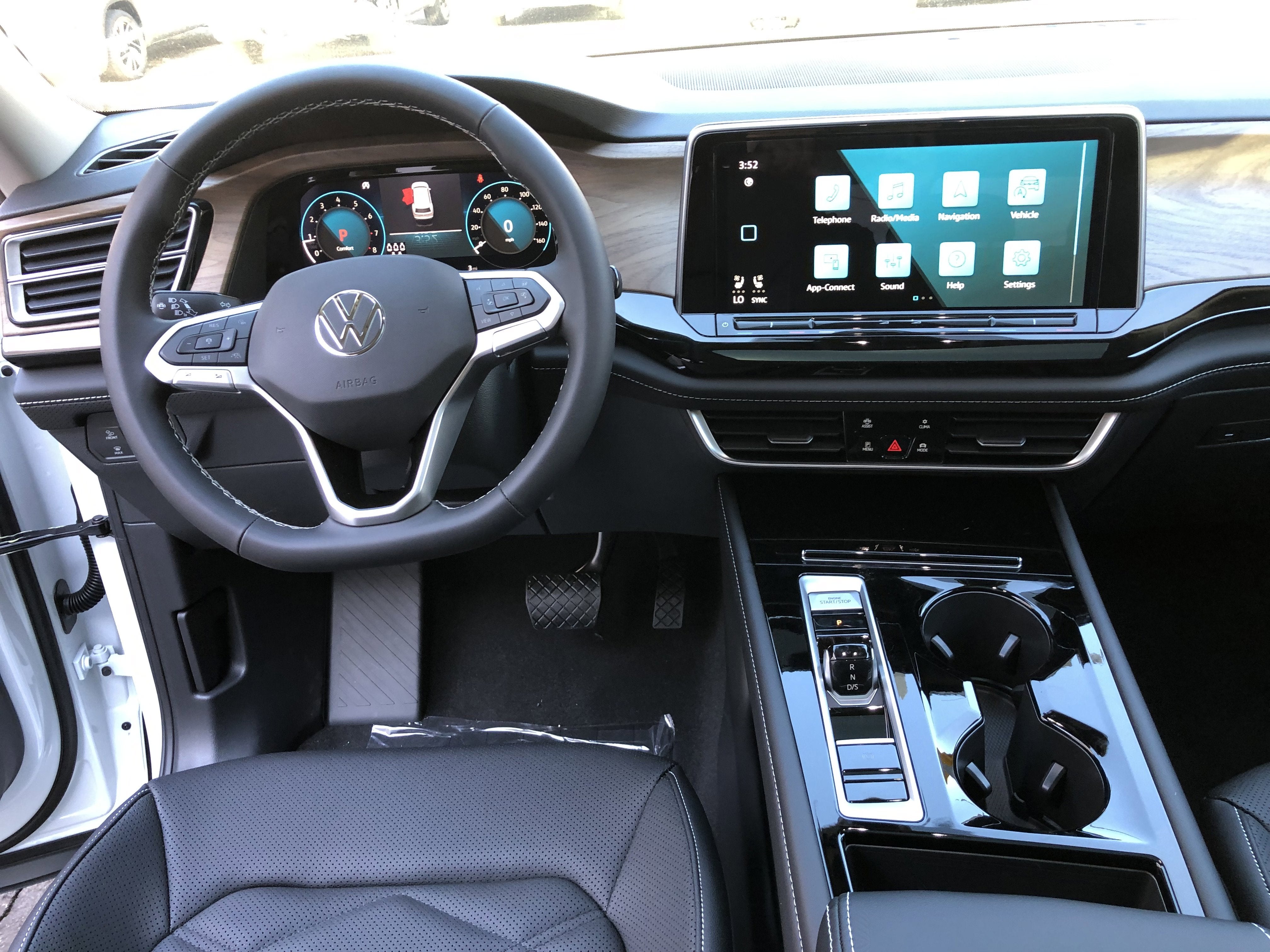 2026 Volkswagen Atlas 2.0T SE w/Technology w/panoramic sunroof and black wheel package