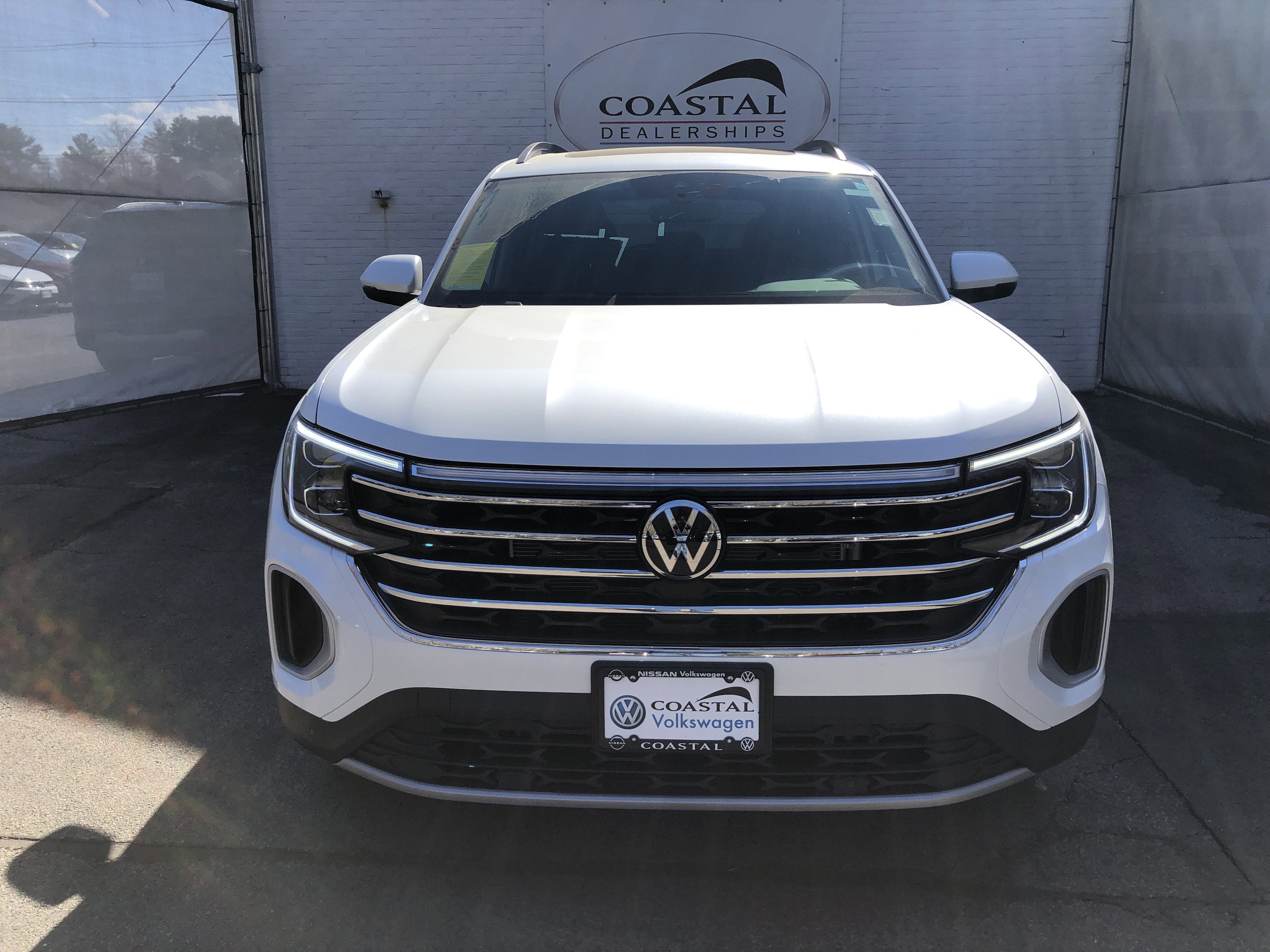 2026 Volkswagen Atlas 2.0T SE w/Technology w/panoramic sunroof and black wheel package