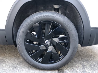 2026 Volkswagen Atlas 2.0T SE w/Technology w/panoramic sunroof and black wheel package