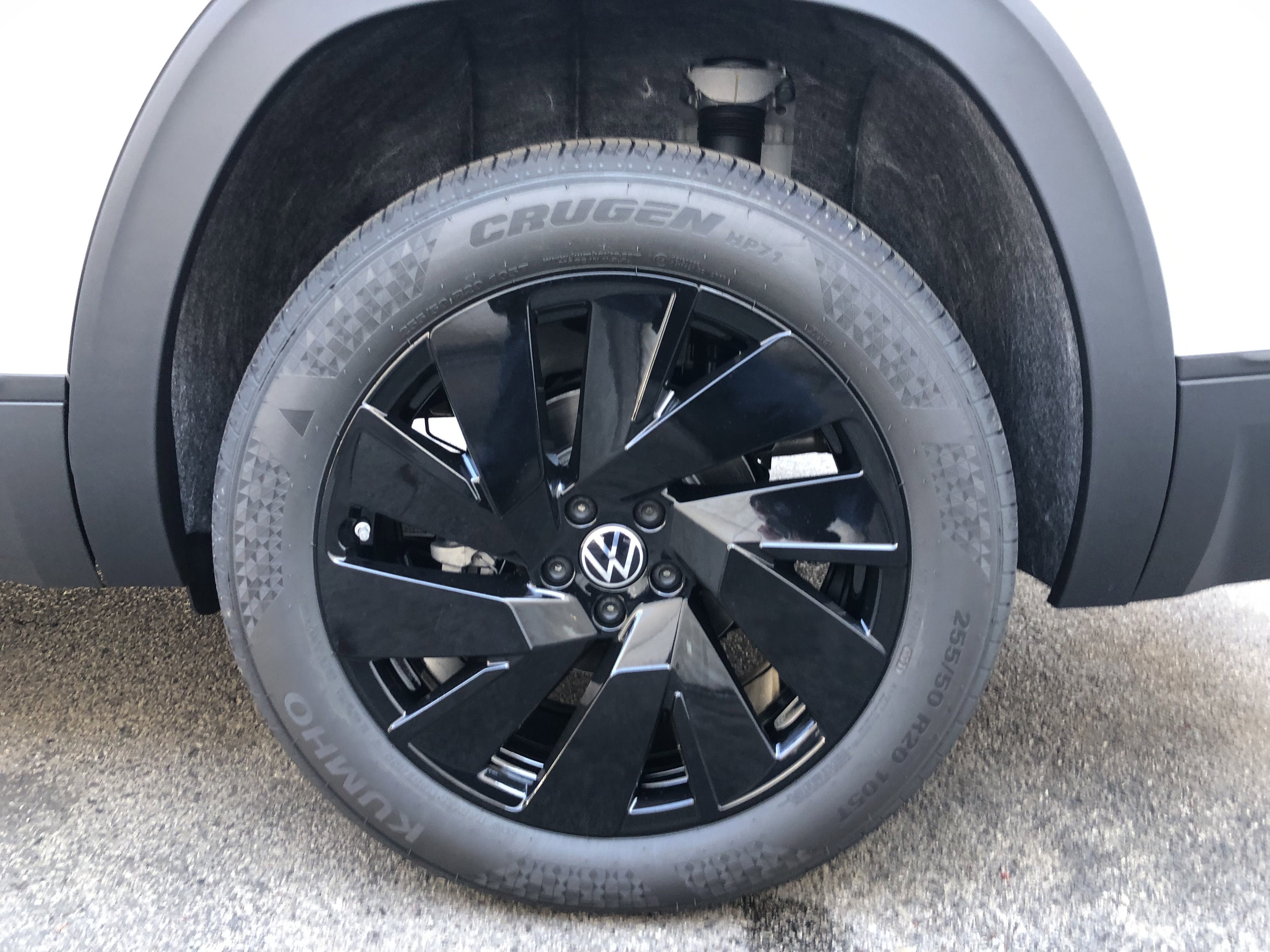 2026 Volkswagen Atlas 2.0T SE w/Technology w/panoramic sunroof and black wheel package