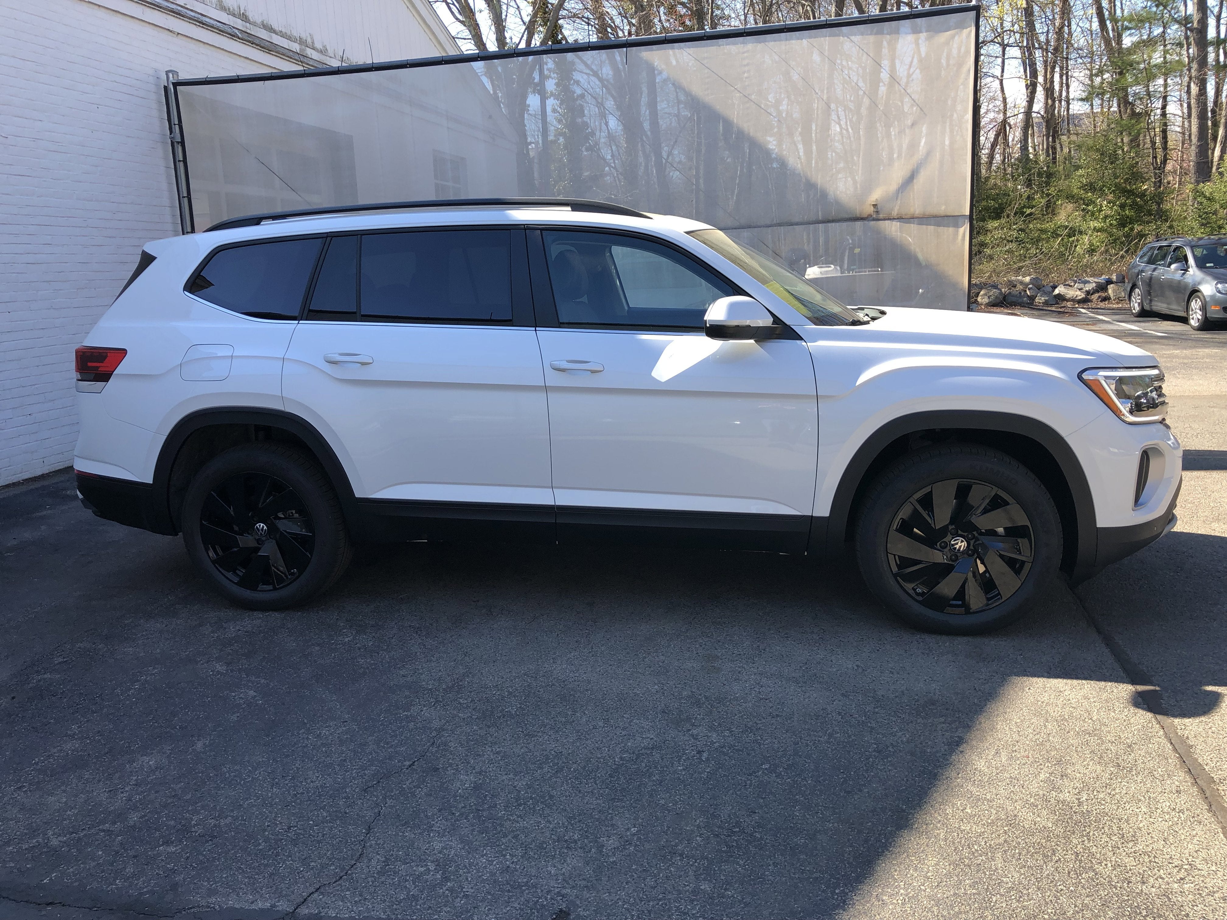 2026 Volkswagen Atlas 2.0T SE w/Technology w/panoramic sunroof and black wheel package