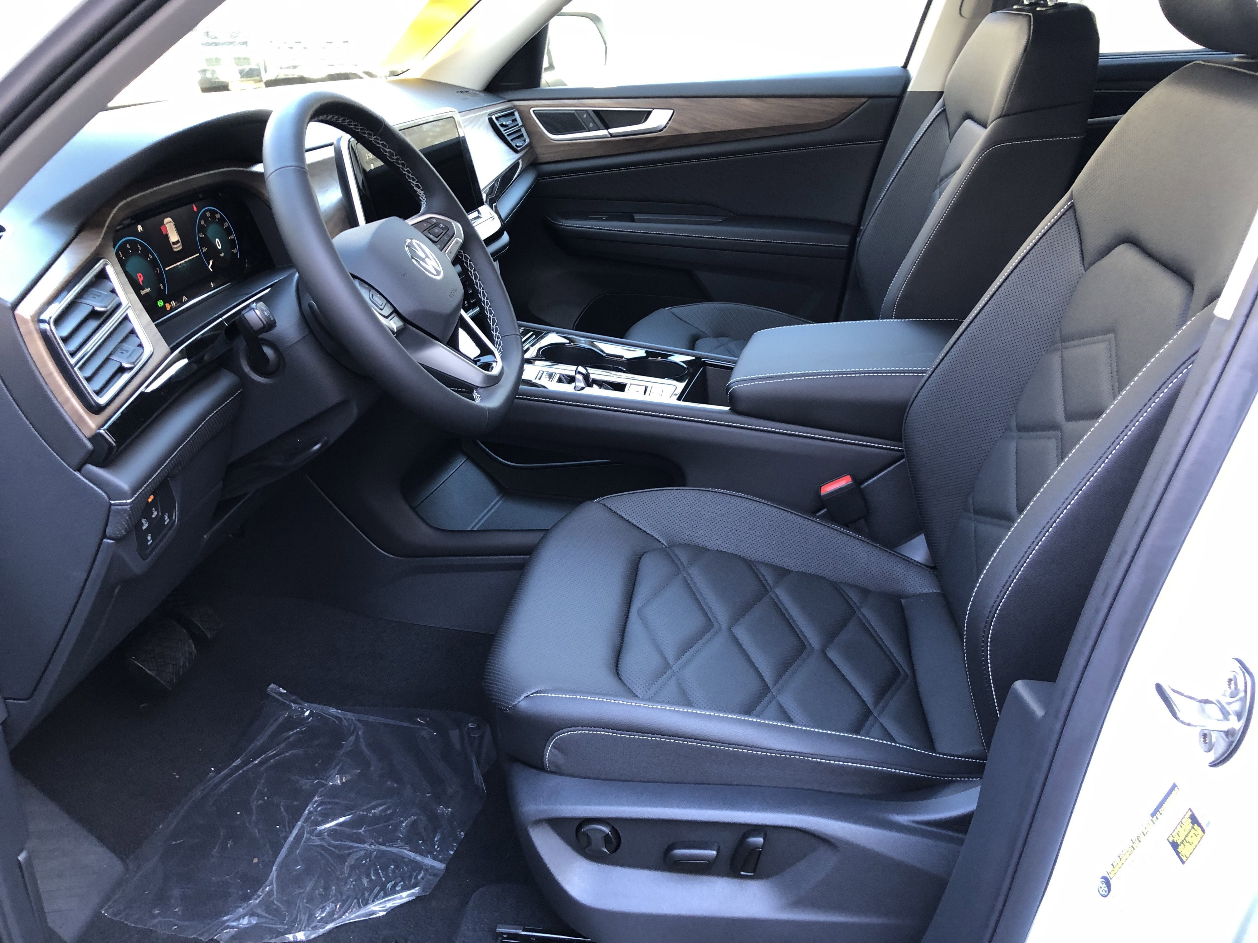2026 Volkswagen Atlas 2.0T SE w/Technology w/panoramic sunroof and black wheel package