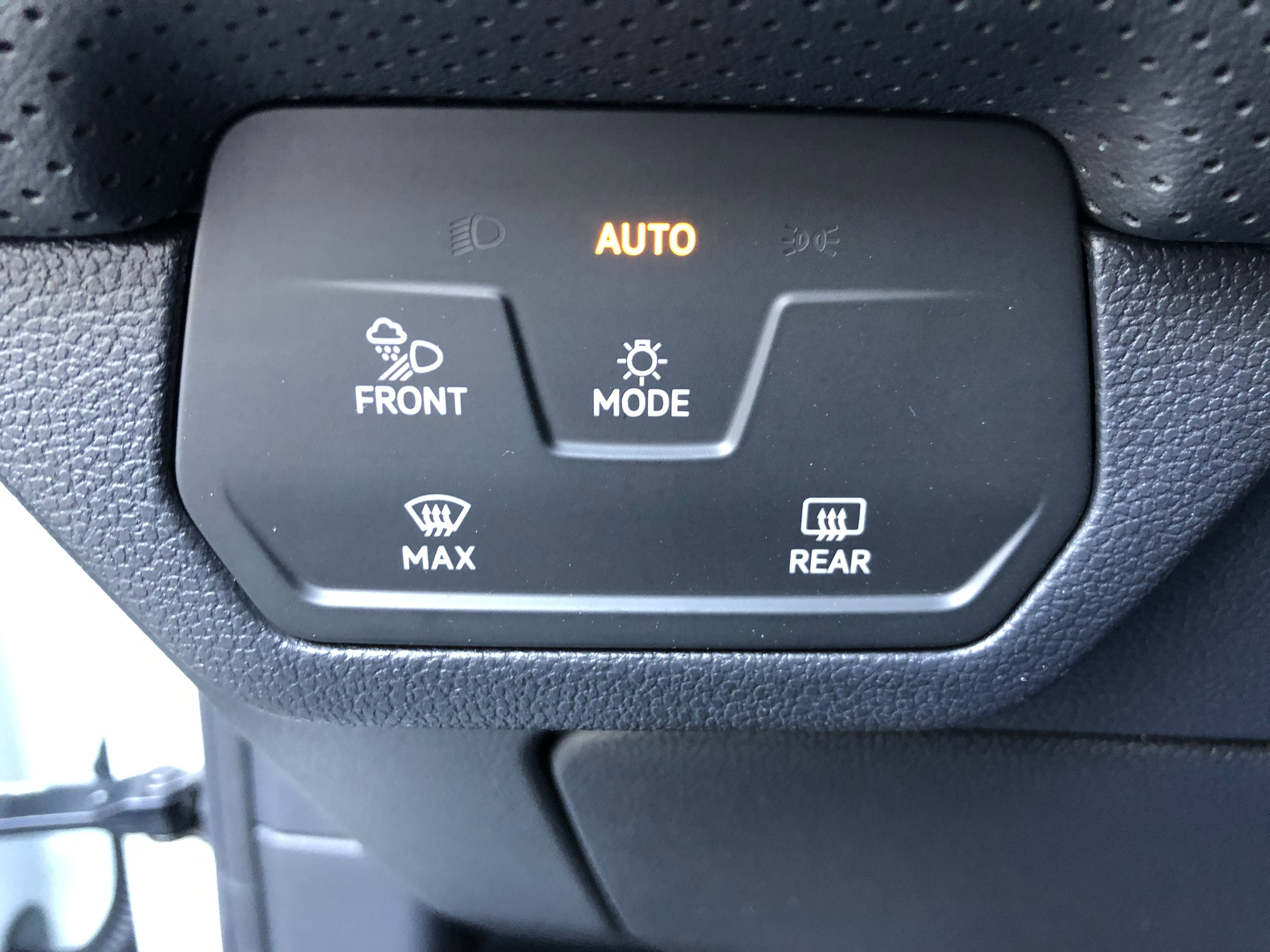 2026 Volkswagen Atlas 2.0T SE w/Technology w/panoramic sunroof and black wheel package