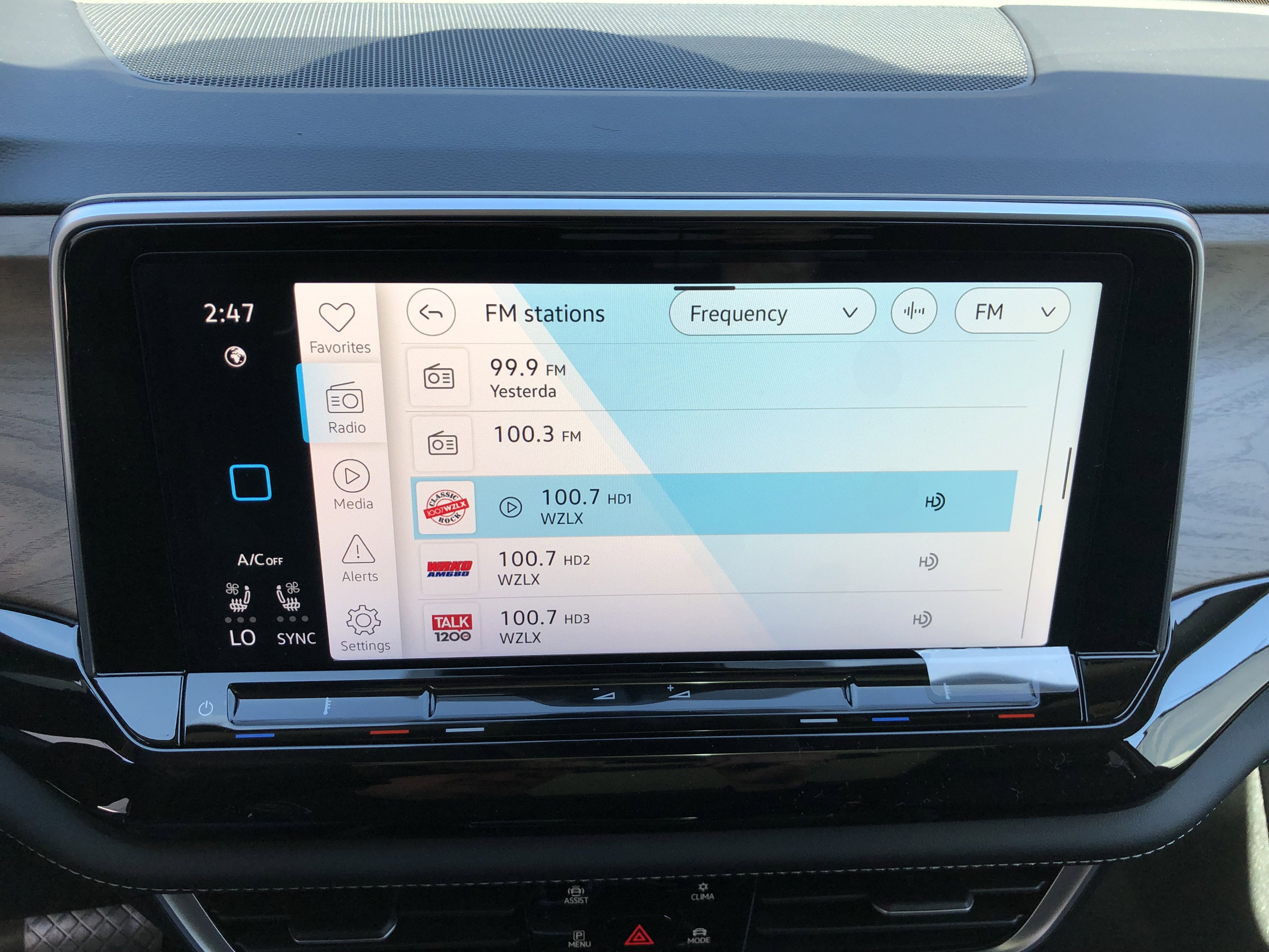 2026 Volkswagen Atlas 2.0T SE w/Technology w/panoramic sunroof and black wheel package