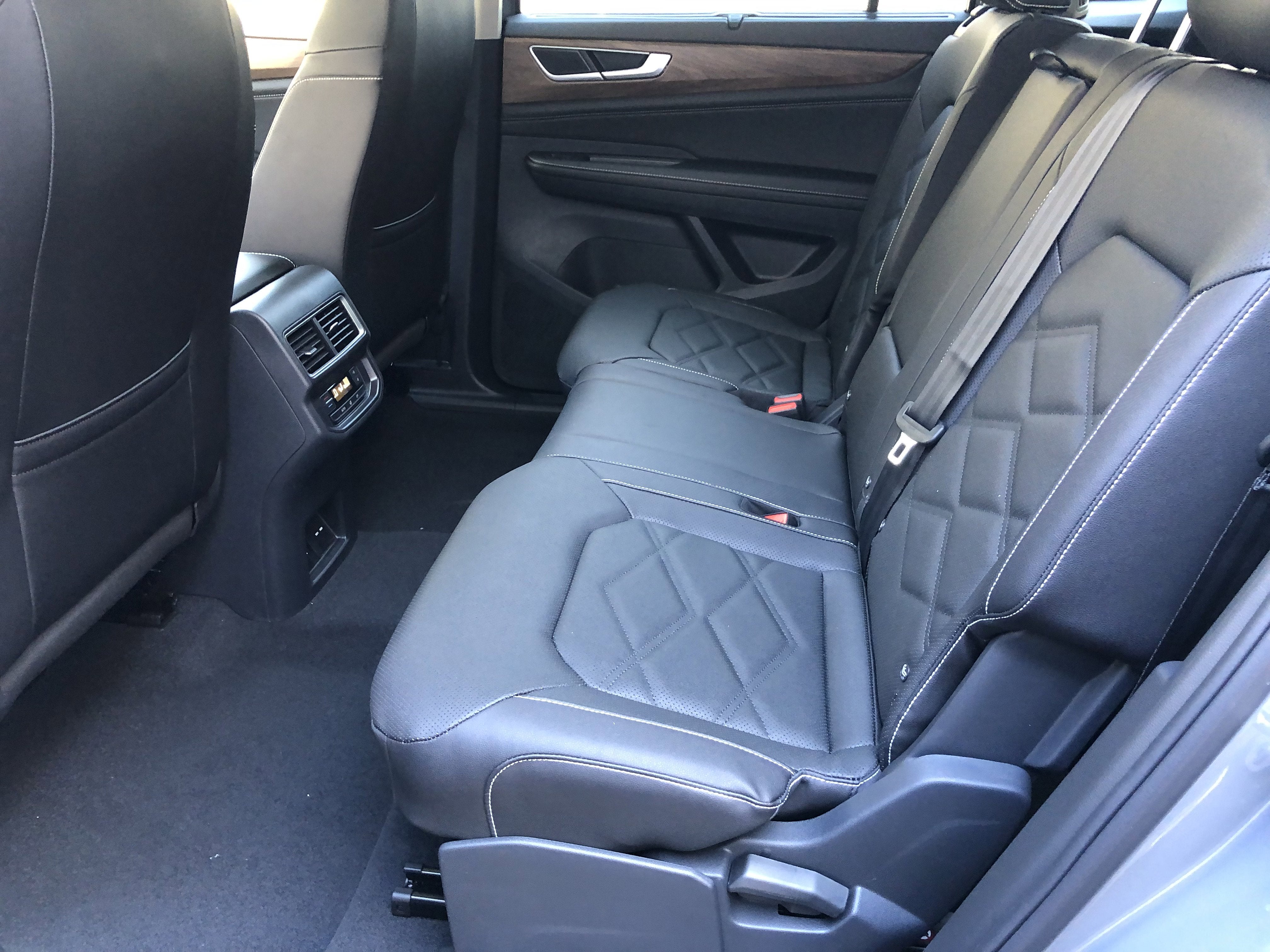 2026 Volkswagen Atlas 2.0T SE w/Technology w/panoramic sunroof and black wheel package