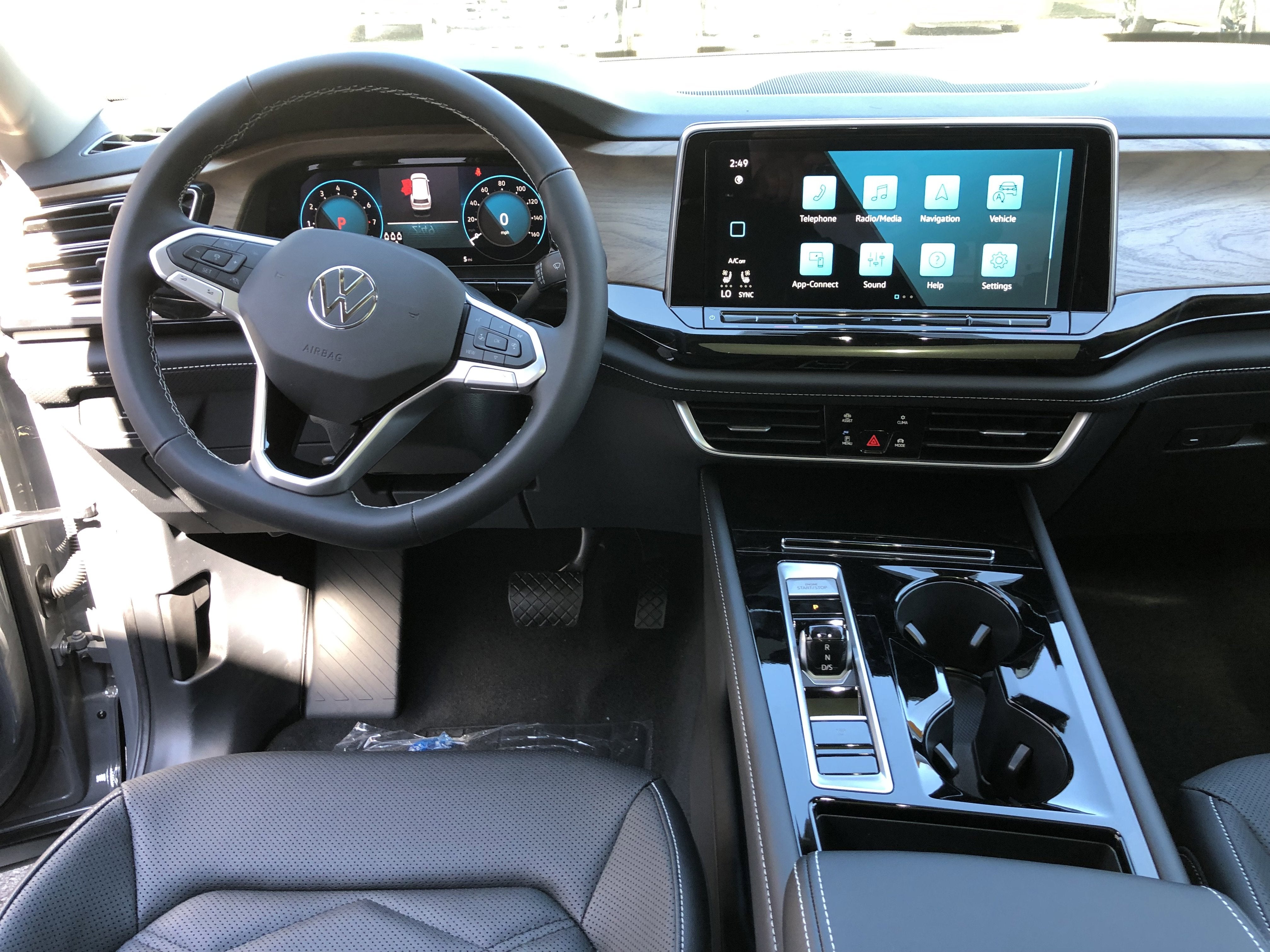 2026 Volkswagen Atlas 2.0T SE w/Technology w/panoramic sunroof and black wheel package