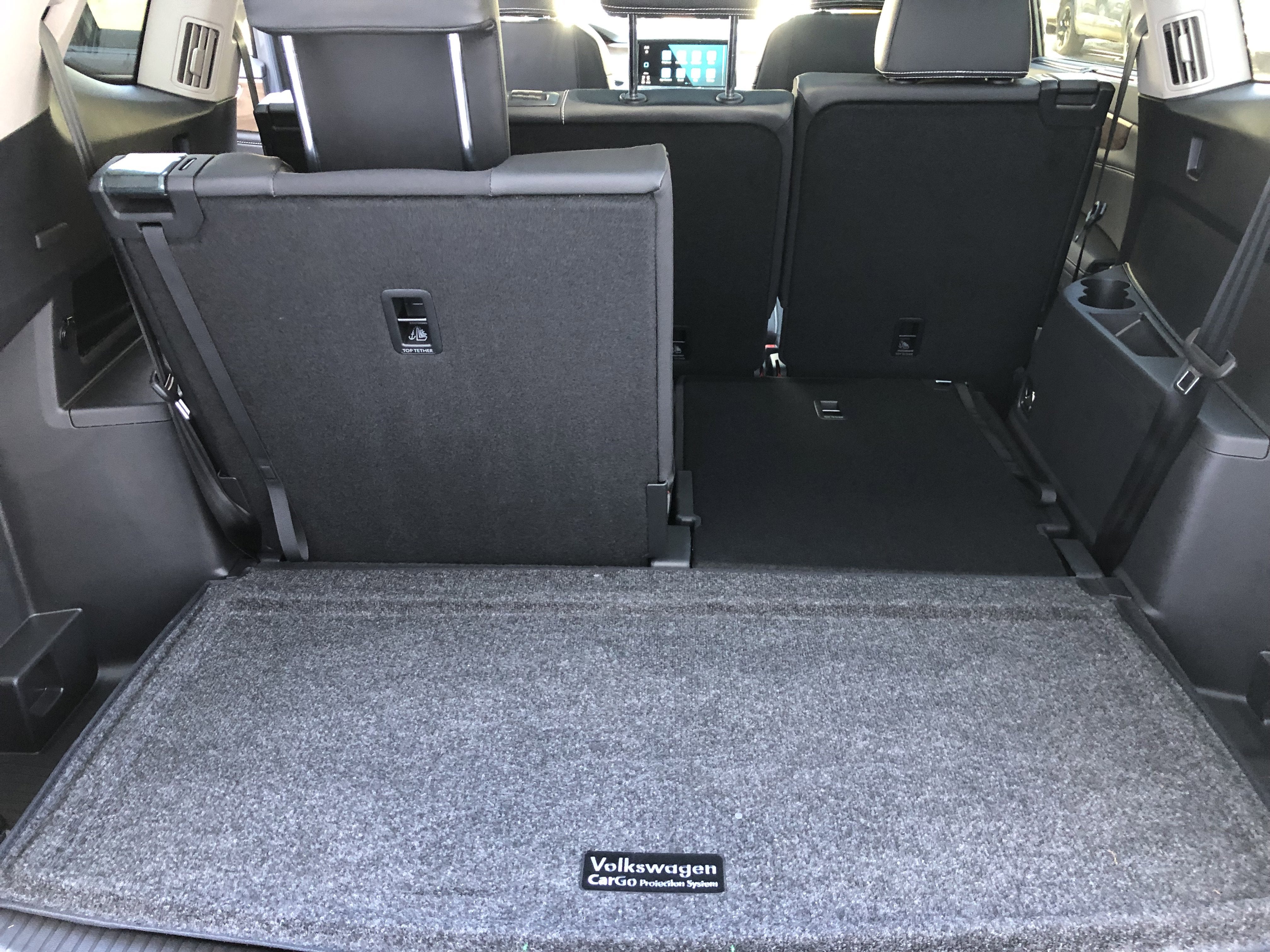 2026 Volkswagen Atlas 2.0T SE w/Technology w/panoramic sunroof and black wheel package