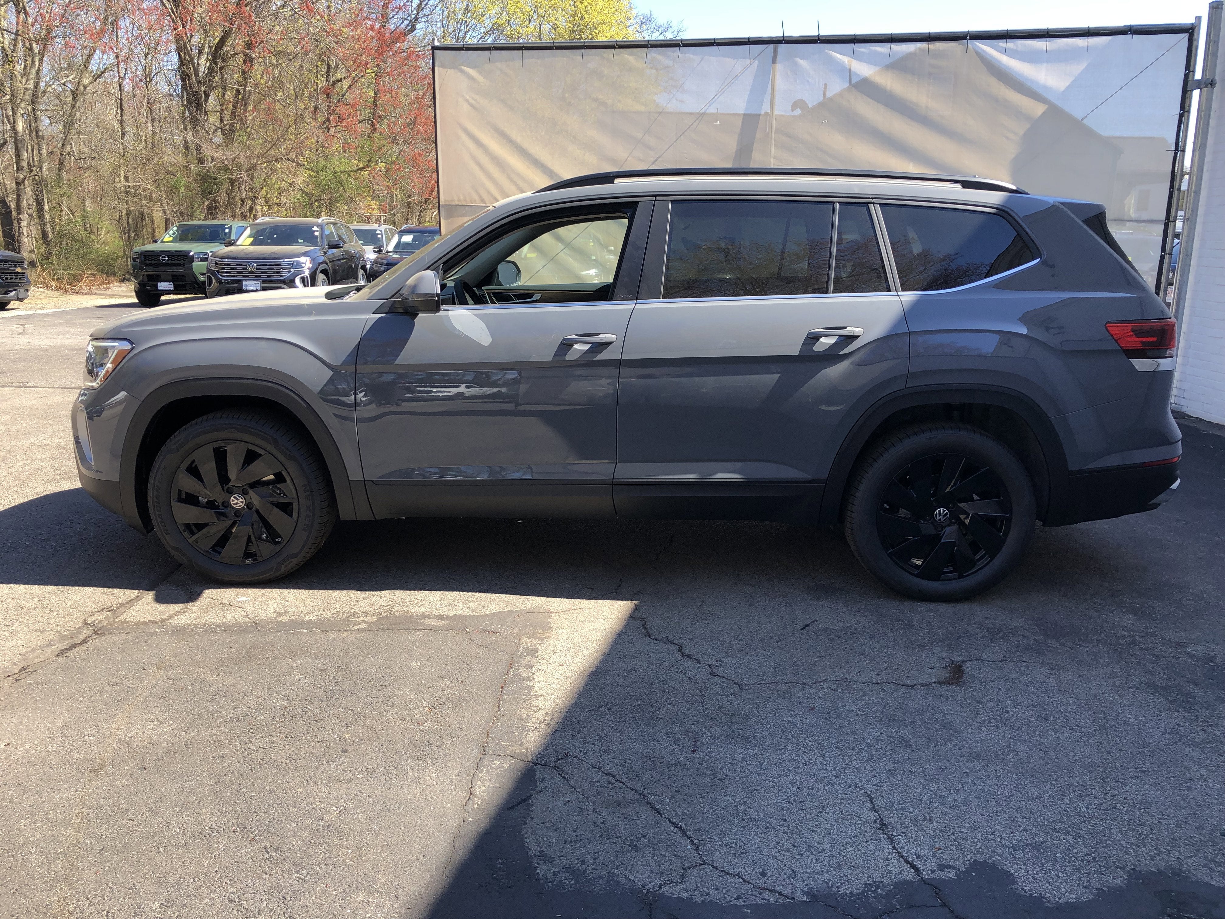 2026 Volkswagen Atlas 2.0T SE w/Technology w/panoramic sunroof and black wheel package