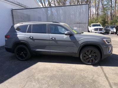 2026 Volkswagen Atlas 2.0T SE w/Technology w/panoramic sunroof and black wheel package