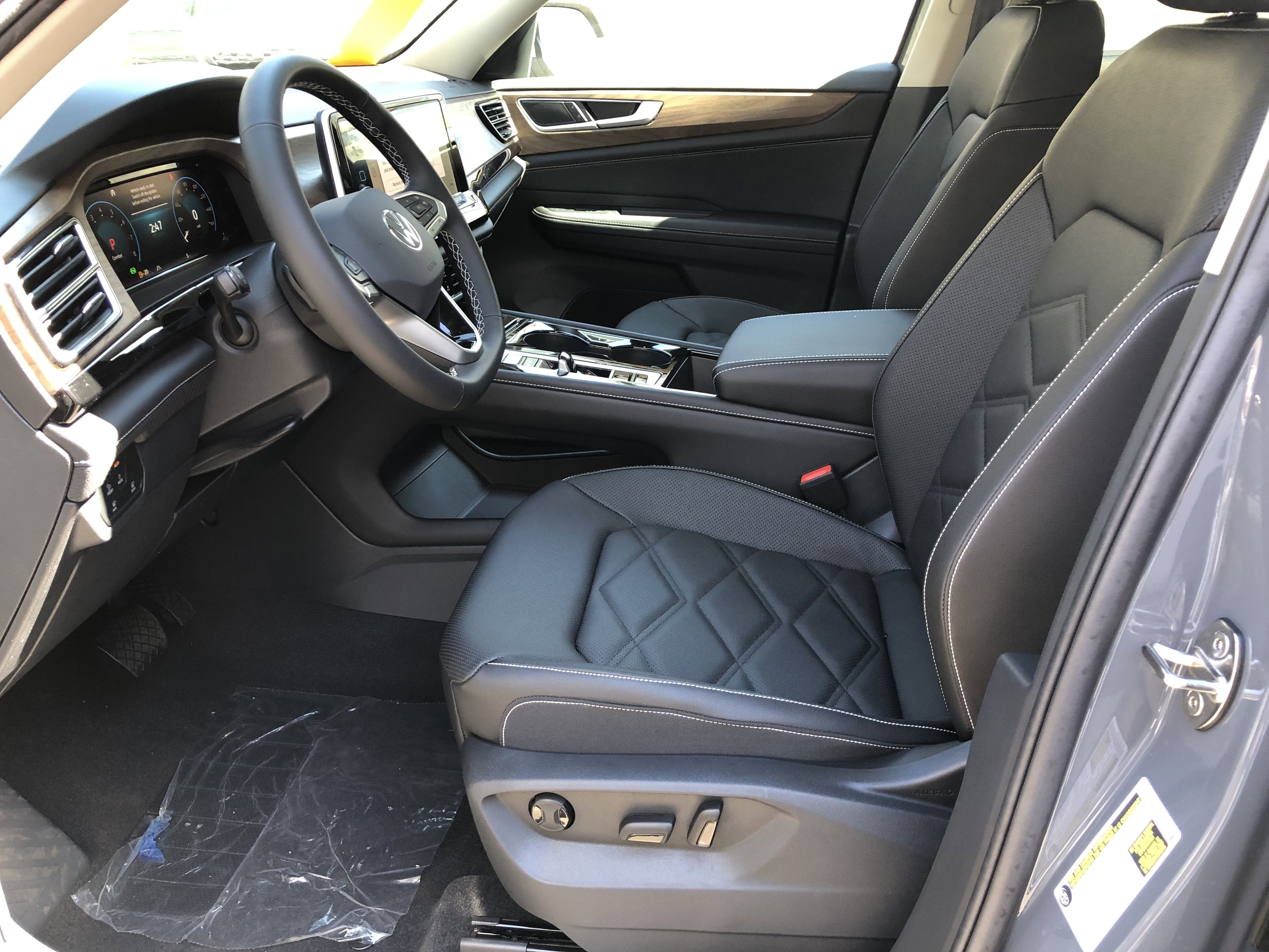 2026 Volkswagen Atlas 2.0T SE w/Technology w/panoramic sunroof and black wheel package