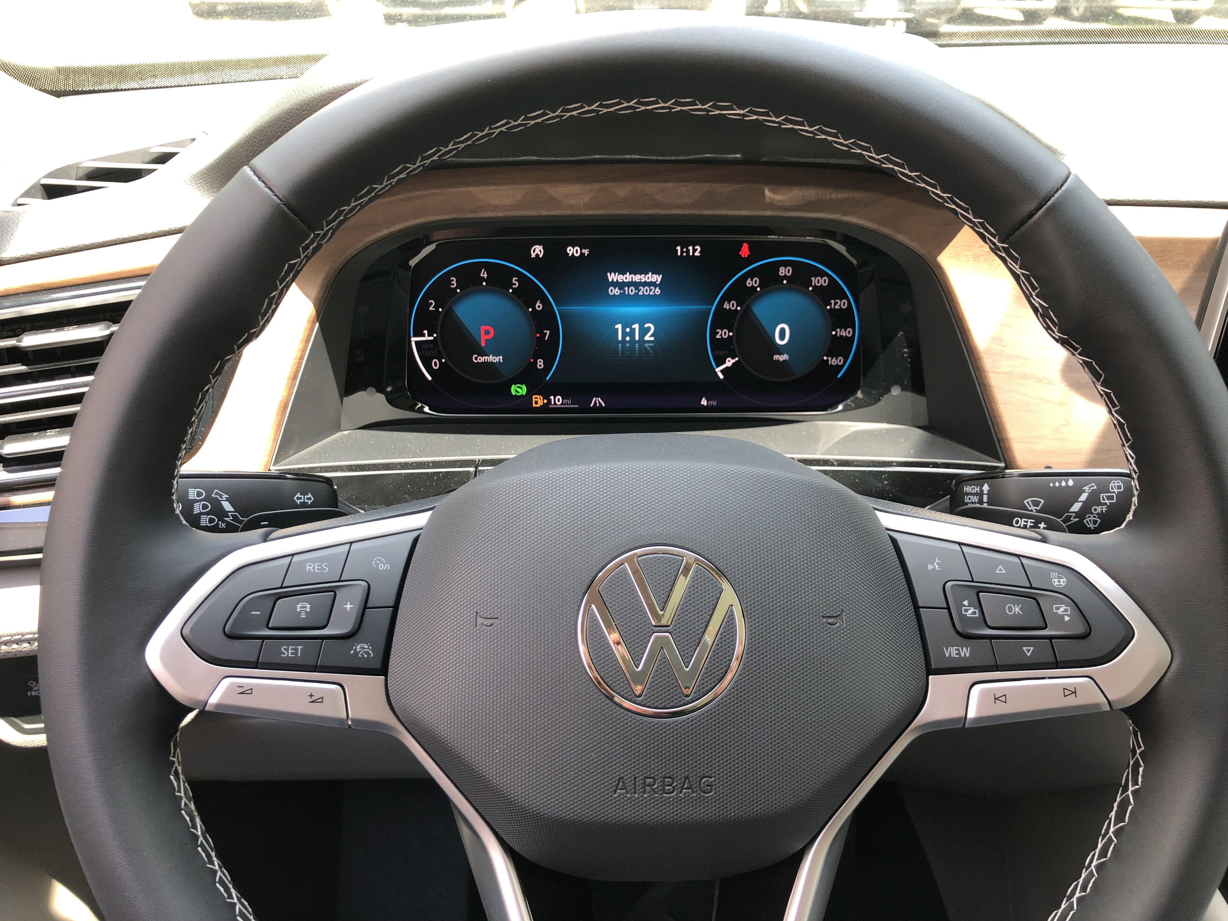 2026 Volkswagen Atlas 2.0T SE w/Technology w/panoramic sunroof and black wheel package