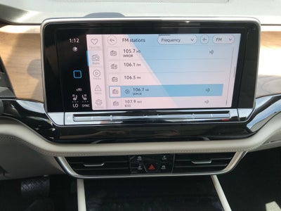 2026 Volkswagen Atlas 2.0T SE w/Technology w/panoramic sunroof and black wheel package