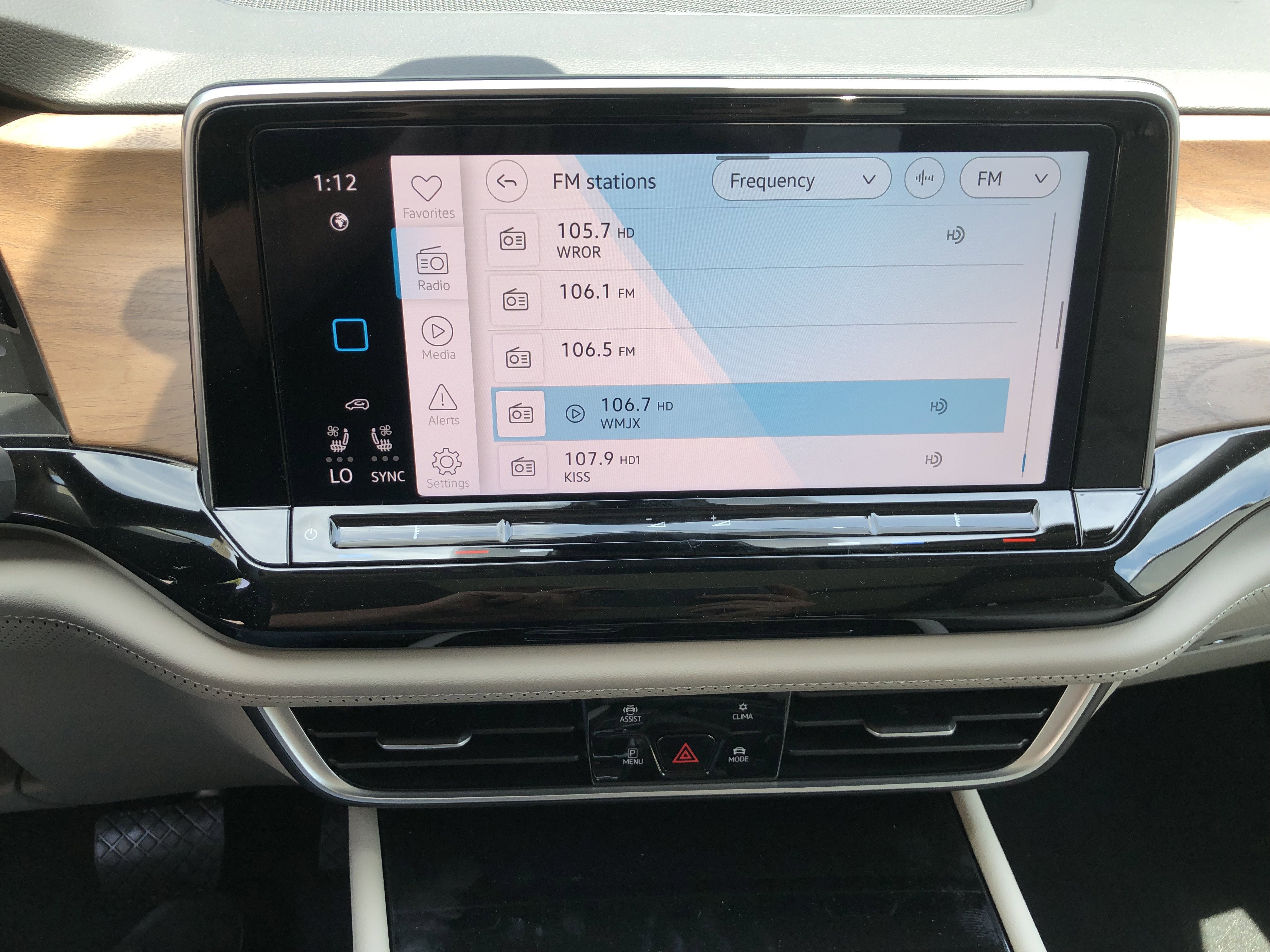 2026 Volkswagen Atlas 2.0T SE w/Technology w/panoramic sunroof and black wheel package