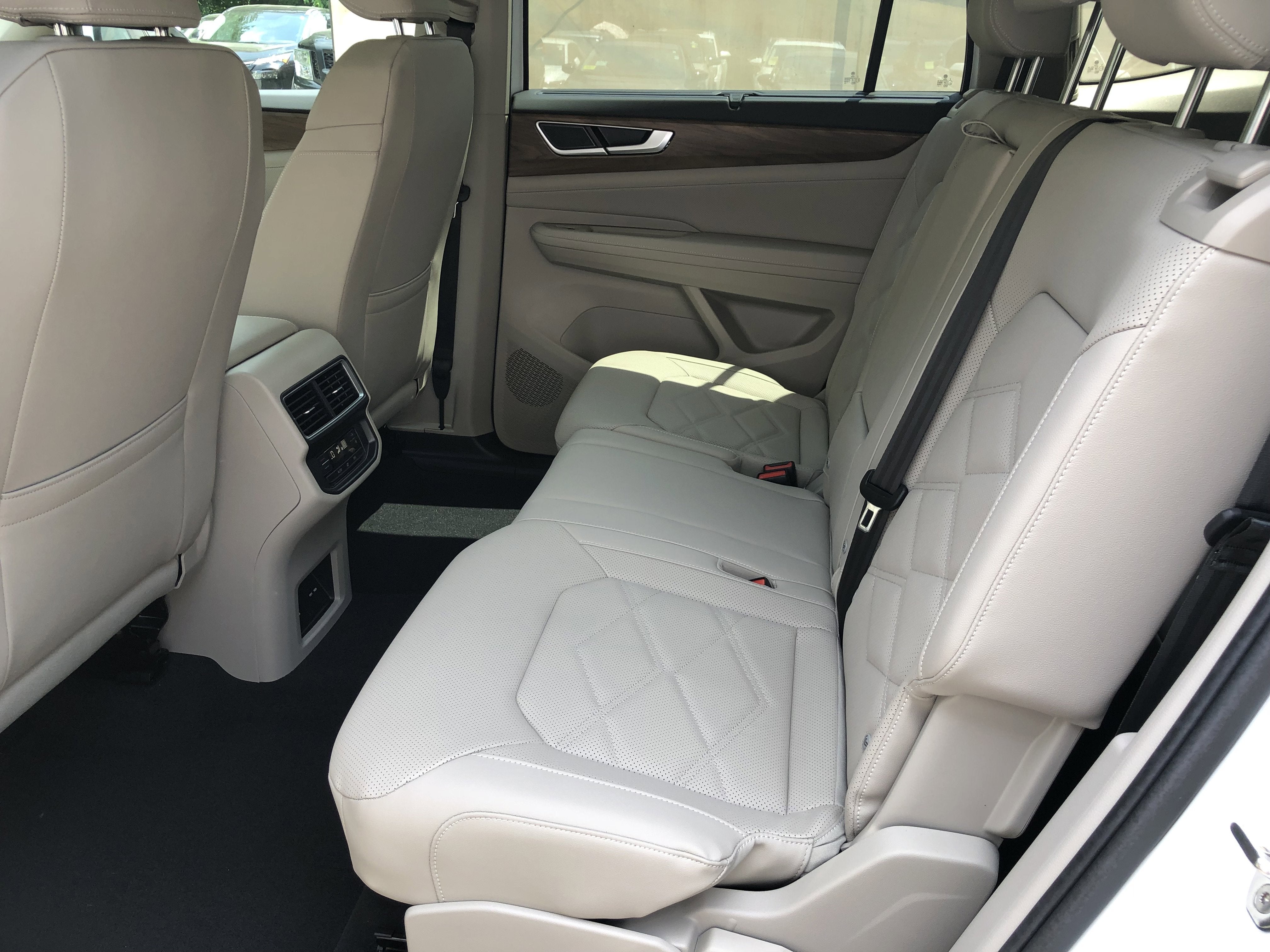 2026 Volkswagen Atlas 2.0T SE w/Technology w/panoramic sunroof and black wheel package