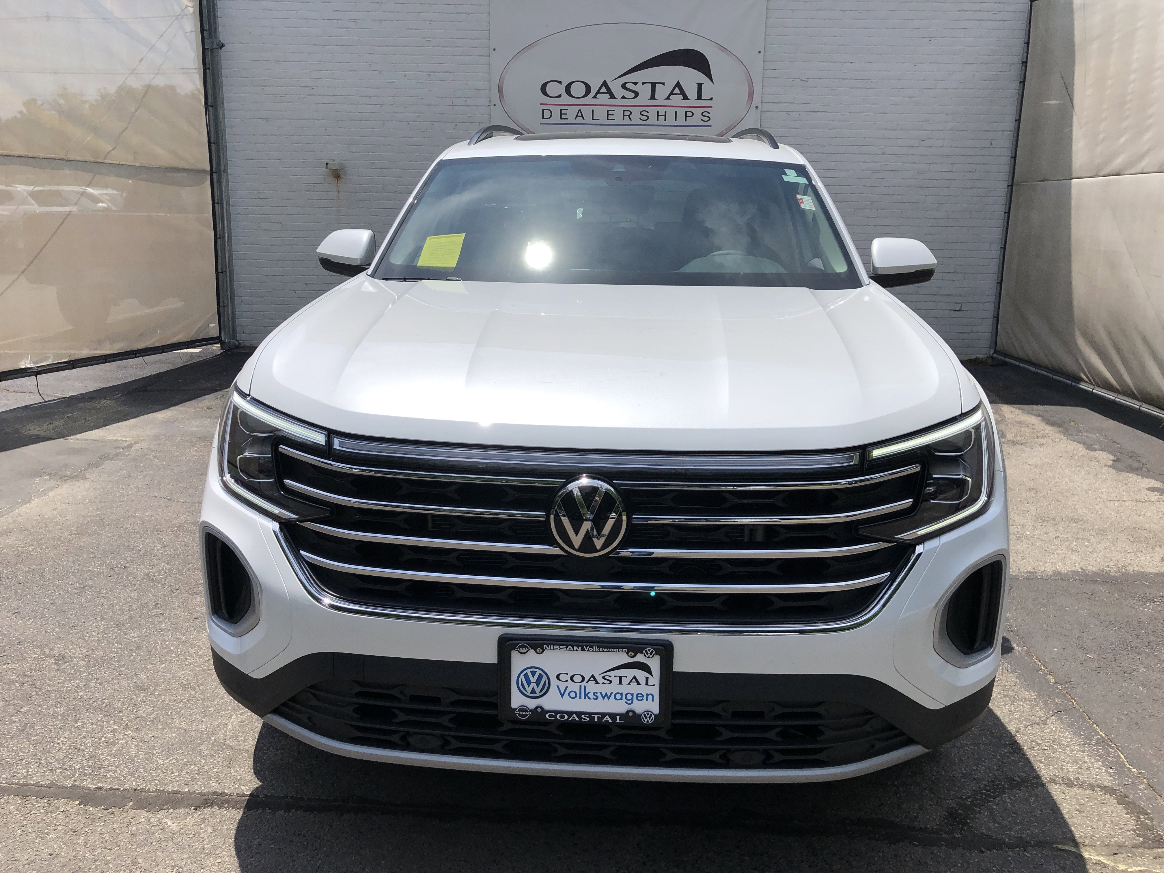 2026 Volkswagen Atlas 2.0T SE w/Technology w/panoramic sunroof and black wheel package