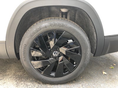 2026 Volkswagen Atlas 2.0T SE w/Technology w/panoramic sunroof and black wheel package