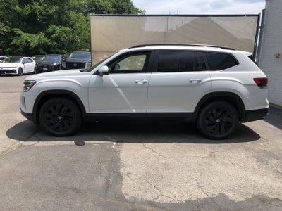2026 Volkswagen Atlas 2.0T SE w/Technology w/panoramic sunroof and black wheel package