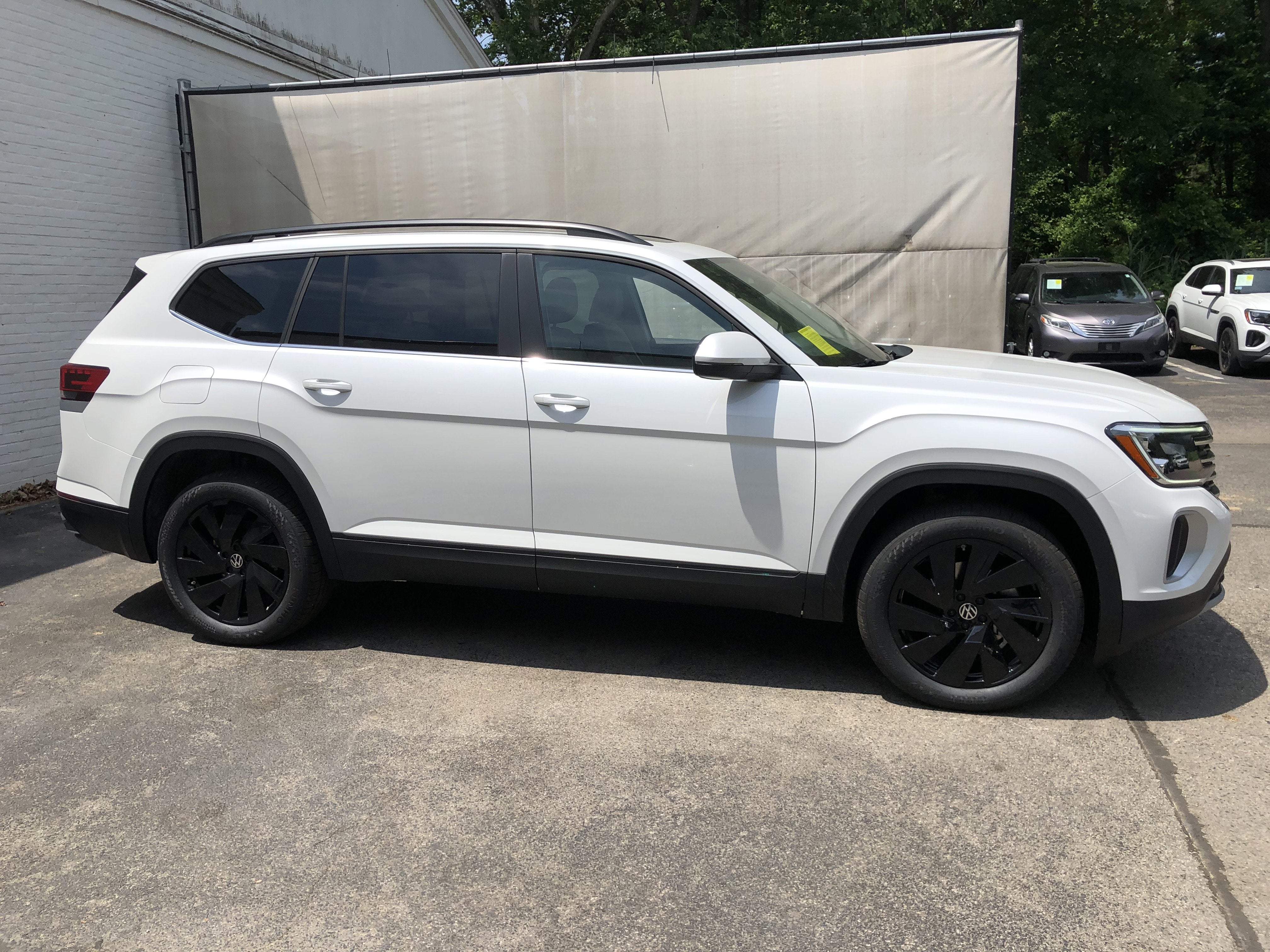 2026 Volkswagen Atlas 2.0T SE w/Technology w/panoramic sunroof and black wheel package