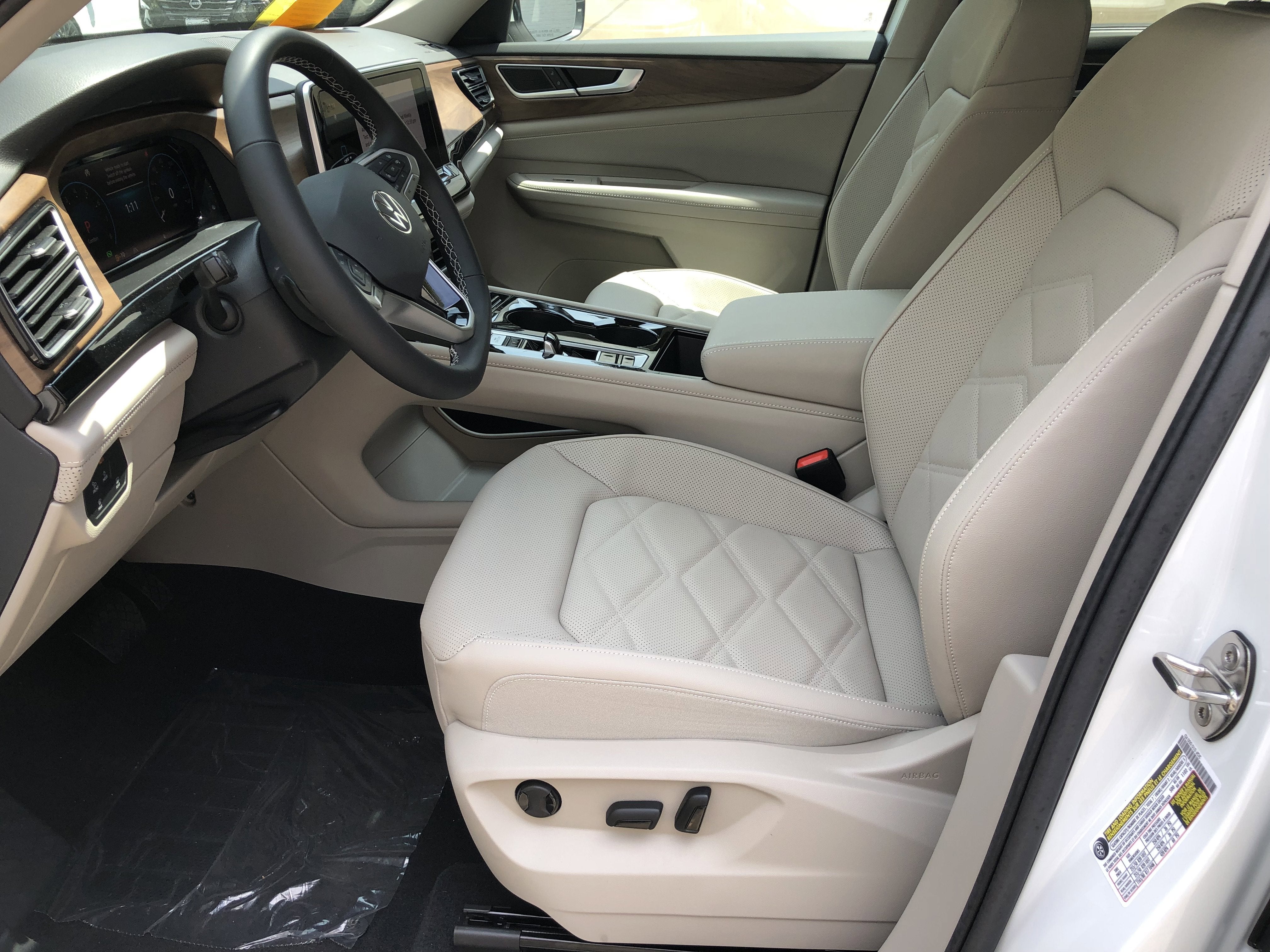 2026 Volkswagen Atlas 2.0T SE w/Technology w/panoramic sunroof and black wheel package