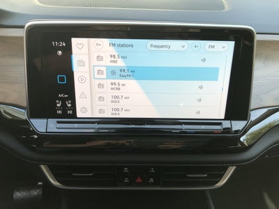 2026 Volkswagen Atlas 2.0T SE w/Technology w/panoramic sunroof and black wheel package