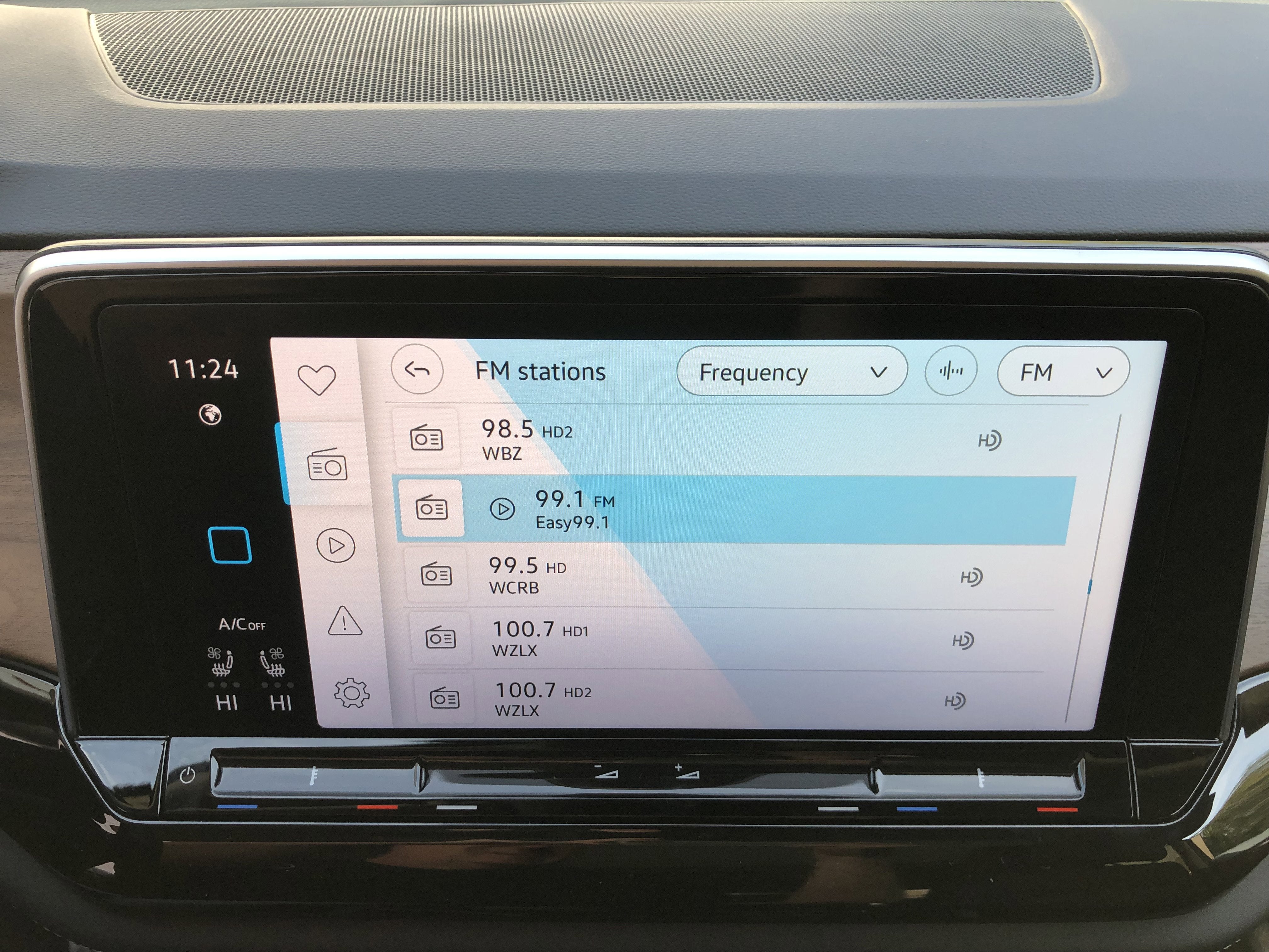 2026 Volkswagen Atlas 2.0T SE w/Technology w/panoramic sunroof and black wheel package