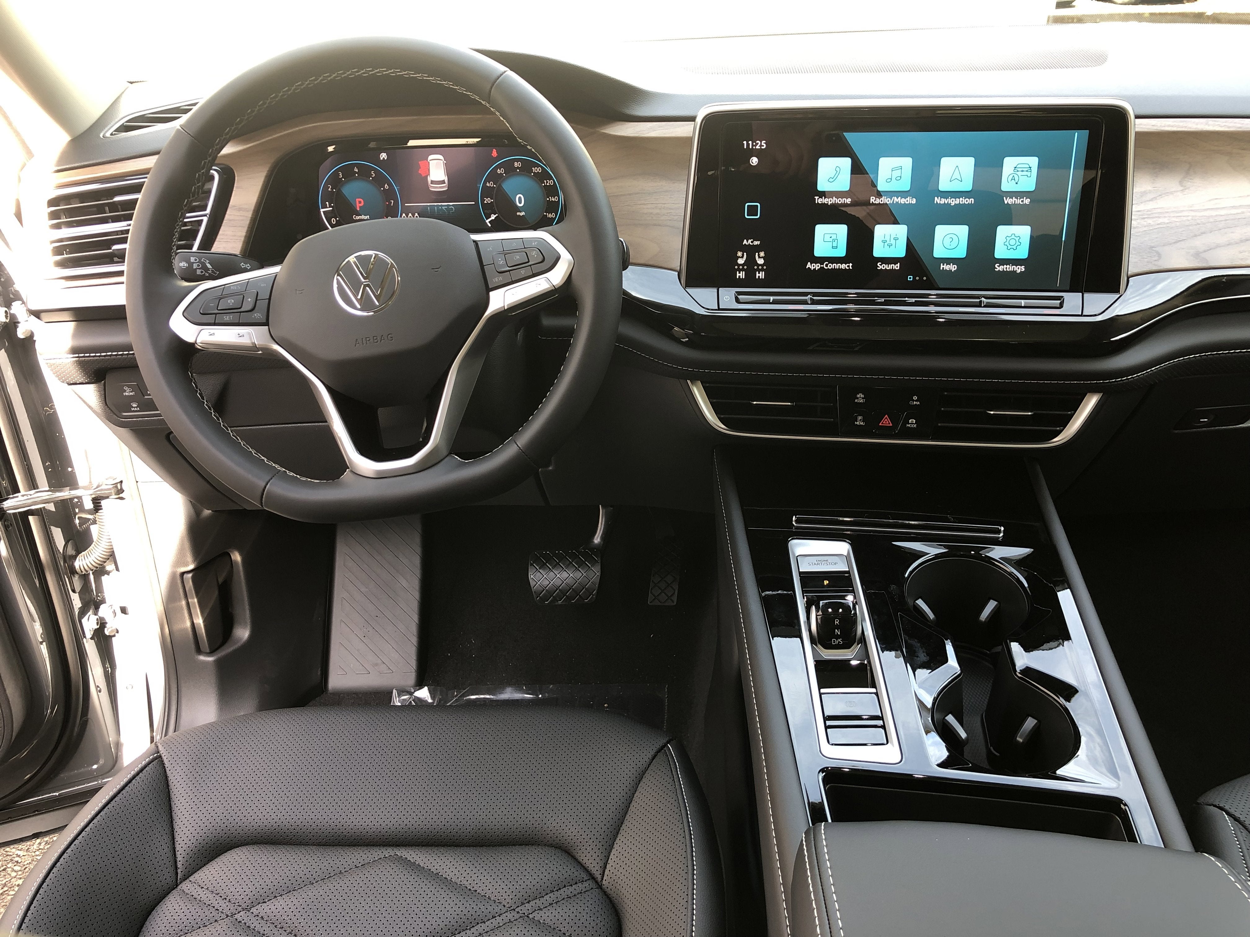 2026 Volkswagen Atlas 2.0T SE w/Technology w/panoramic sunroof and black wheel package