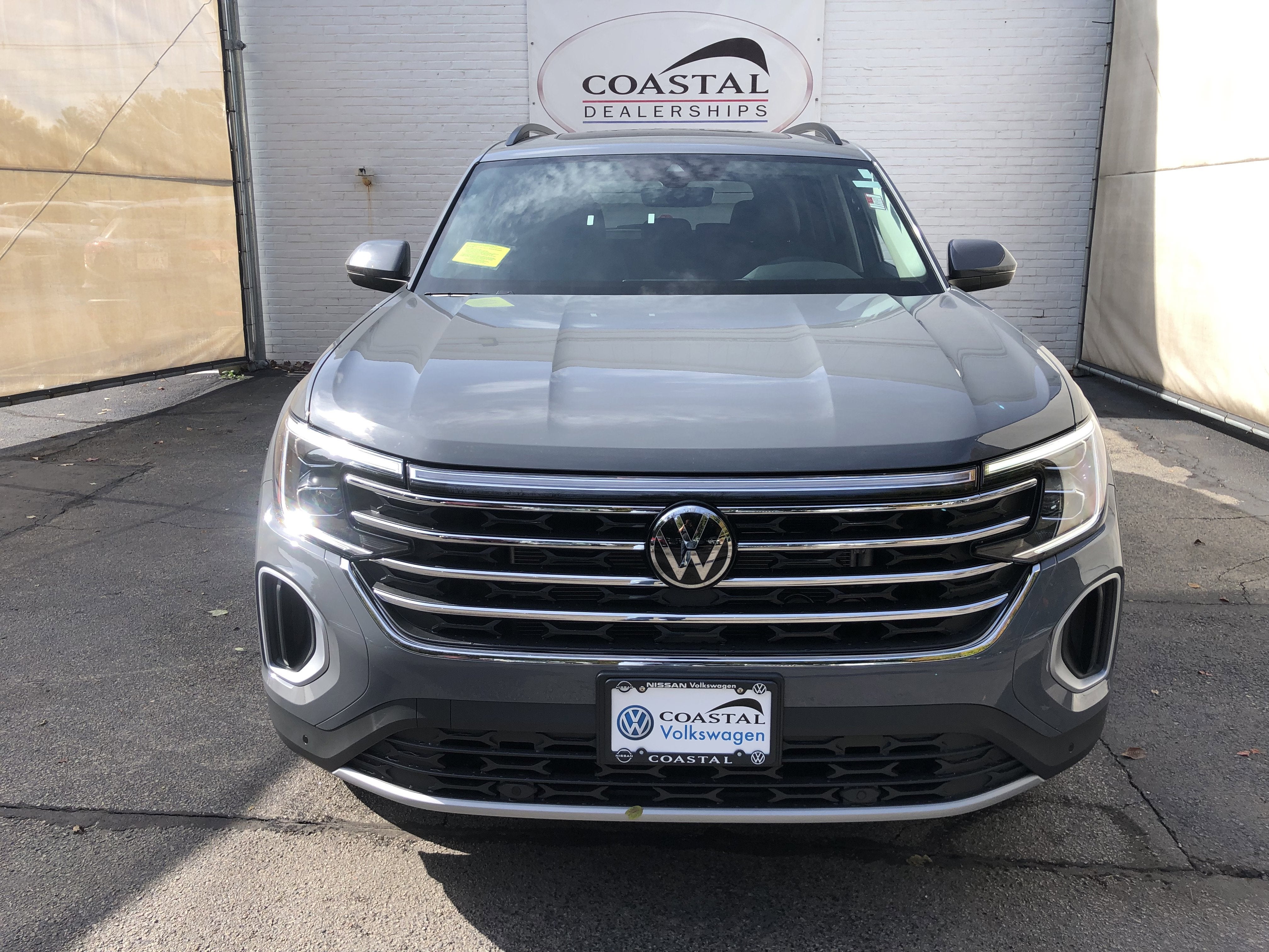 2026 Volkswagen Atlas 2.0T SE w/Technology w/panoramic sunroof and black wheel package