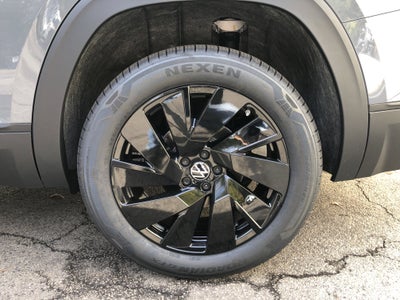 2026 Volkswagen Atlas 2.0T SE w/Technology w/panoramic sunroof and black wheel package