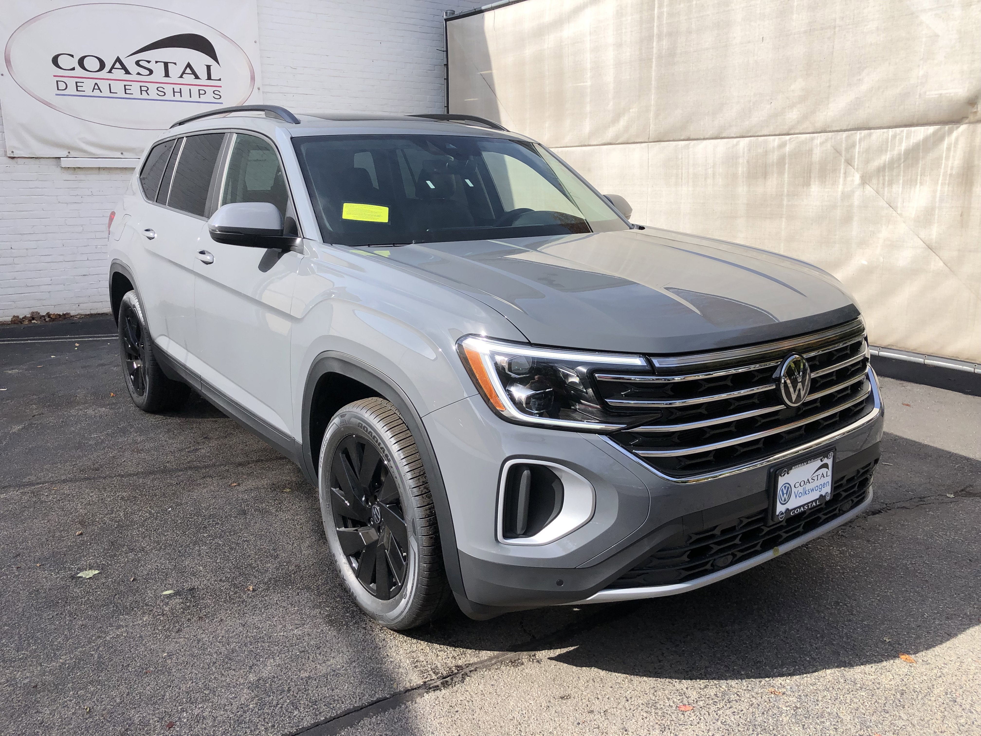 2026 Volkswagen Atlas 2.0T SE w/Technology w/panoramic sunroof and black wheel package