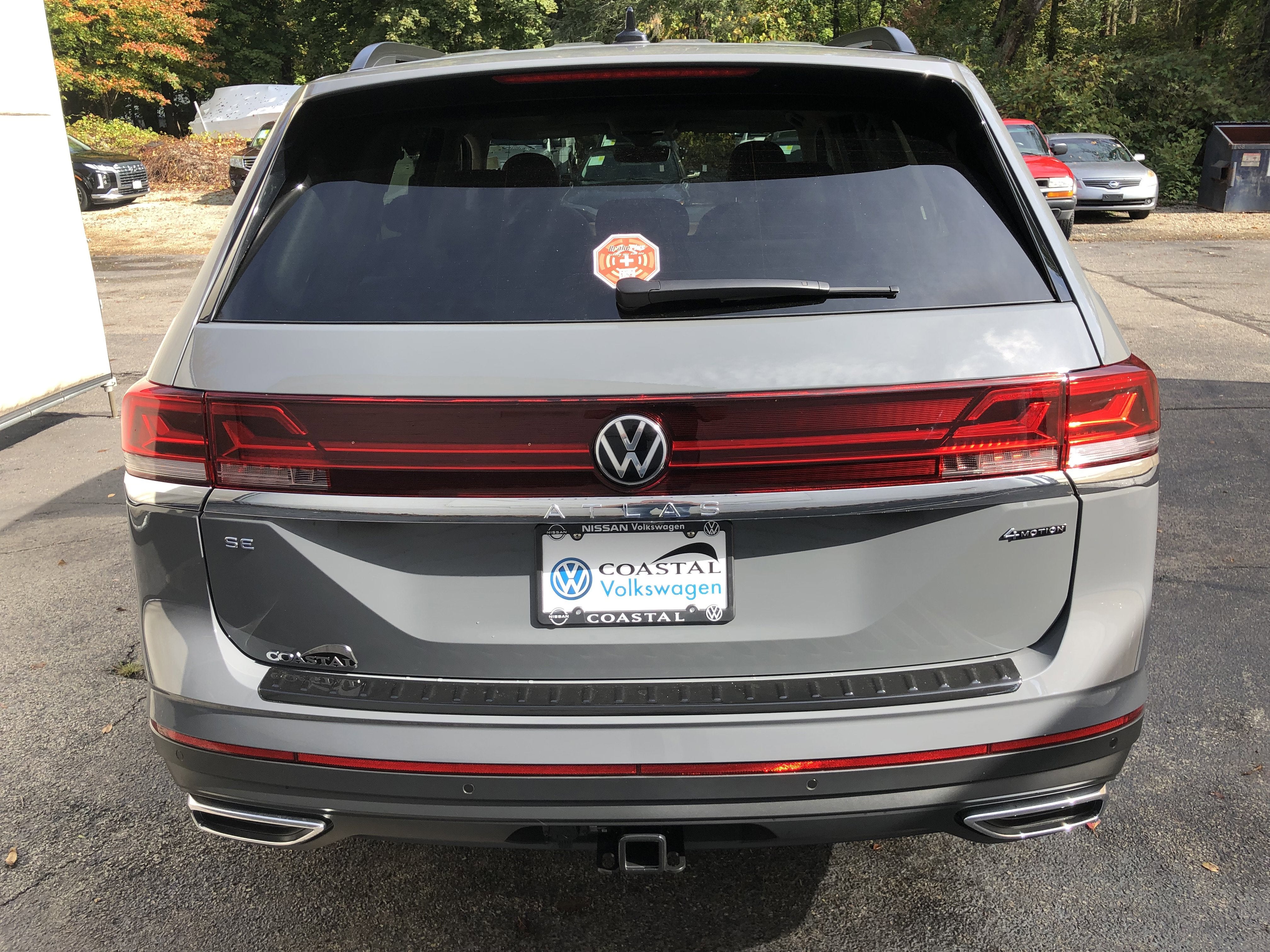 2026 Volkswagen Atlas 2.0T SE w/Technology w/panoramic sunroof and black wheel package