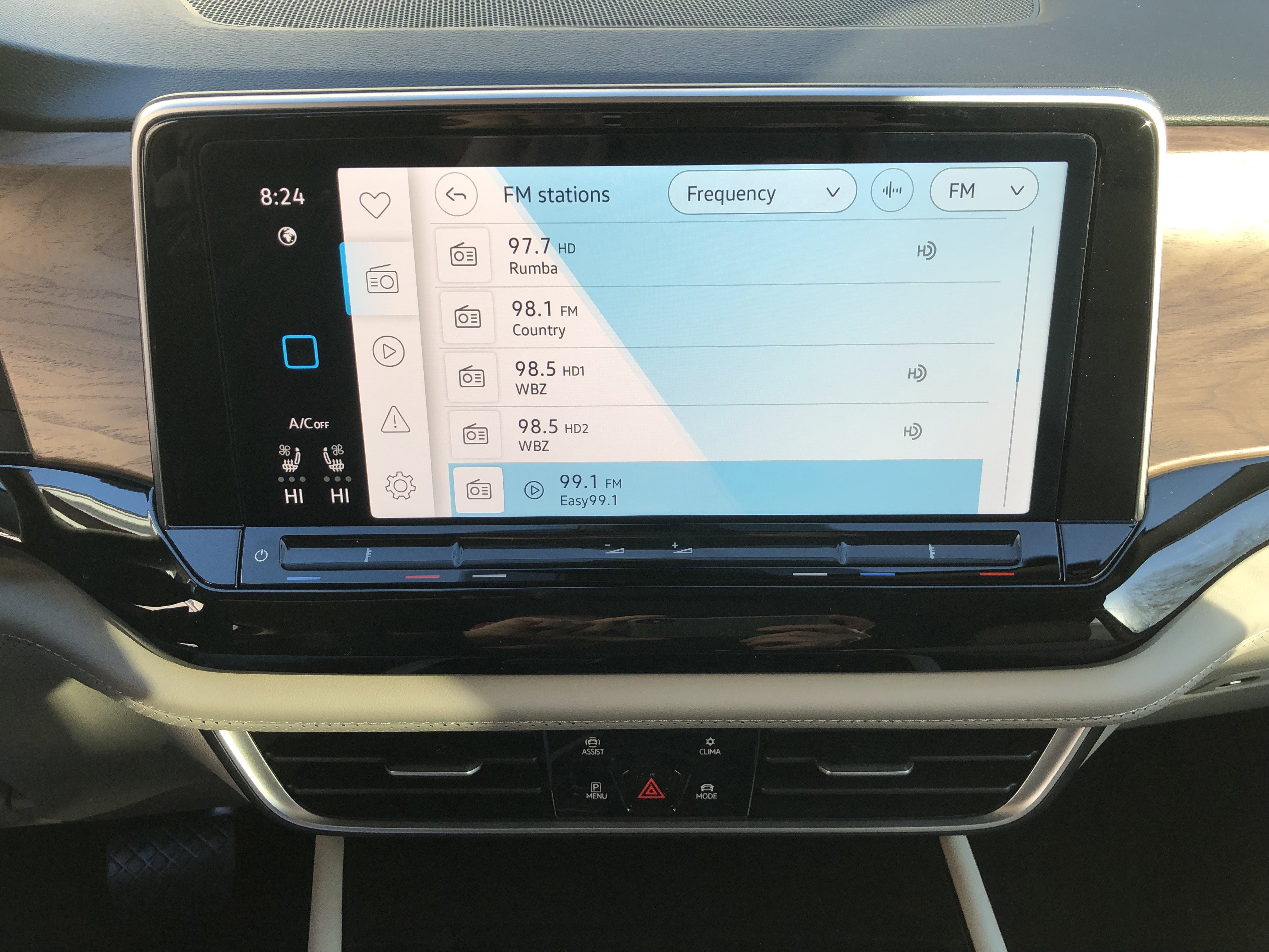 2026 Volkswagen Atlas 2.0T SE w/Technology w/captains chairs, panoramic sunroof and black wheel package