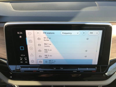 2026 Volkswagen Atlas 2.0T SE w/Technology w/captains chairs, panoramic sunroof and black wheel package