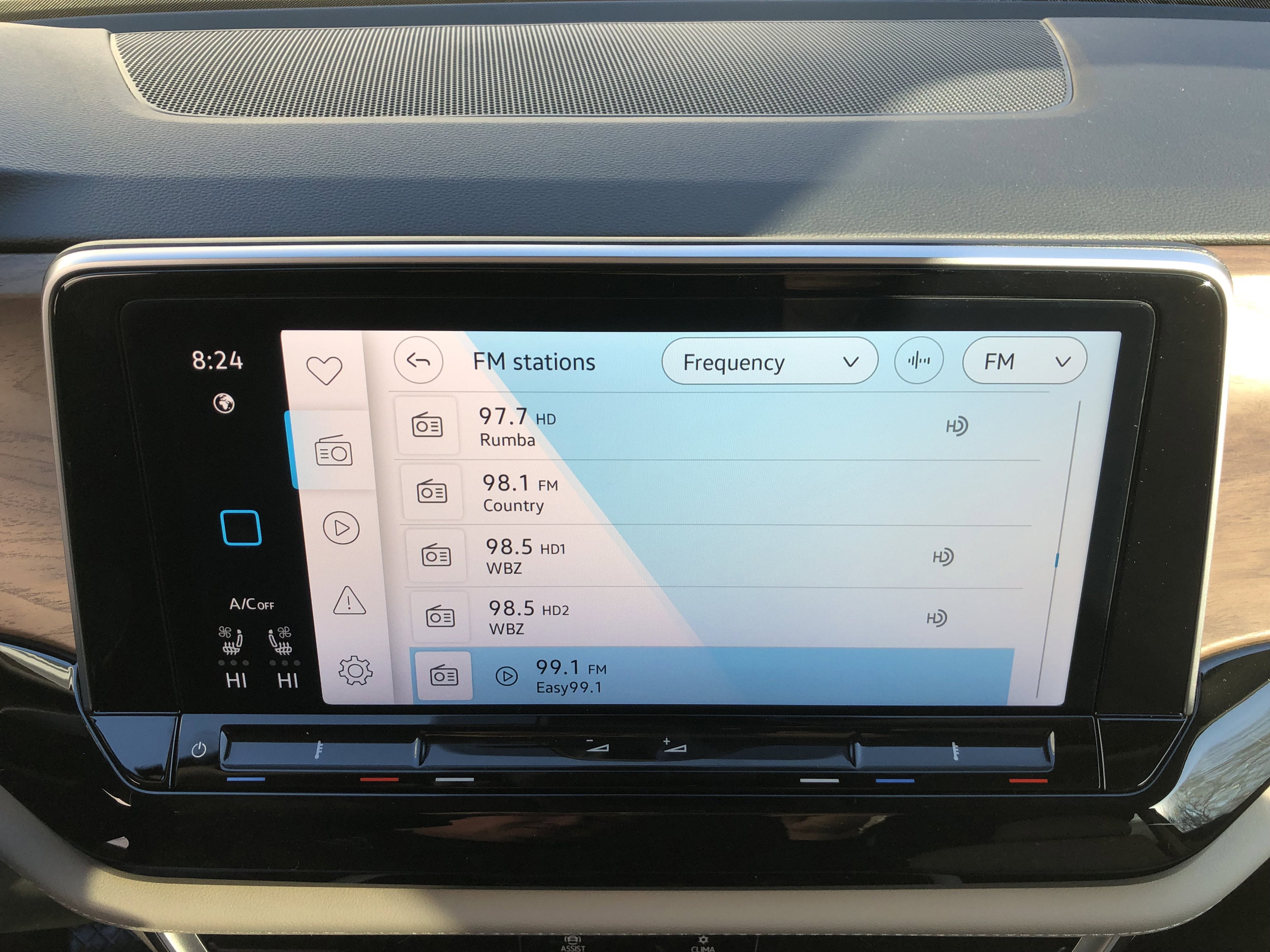 2026 Volkswagen Atlas 2.0T SE w/Technology w/captains chairs, panoramic sunroof and black wheel package