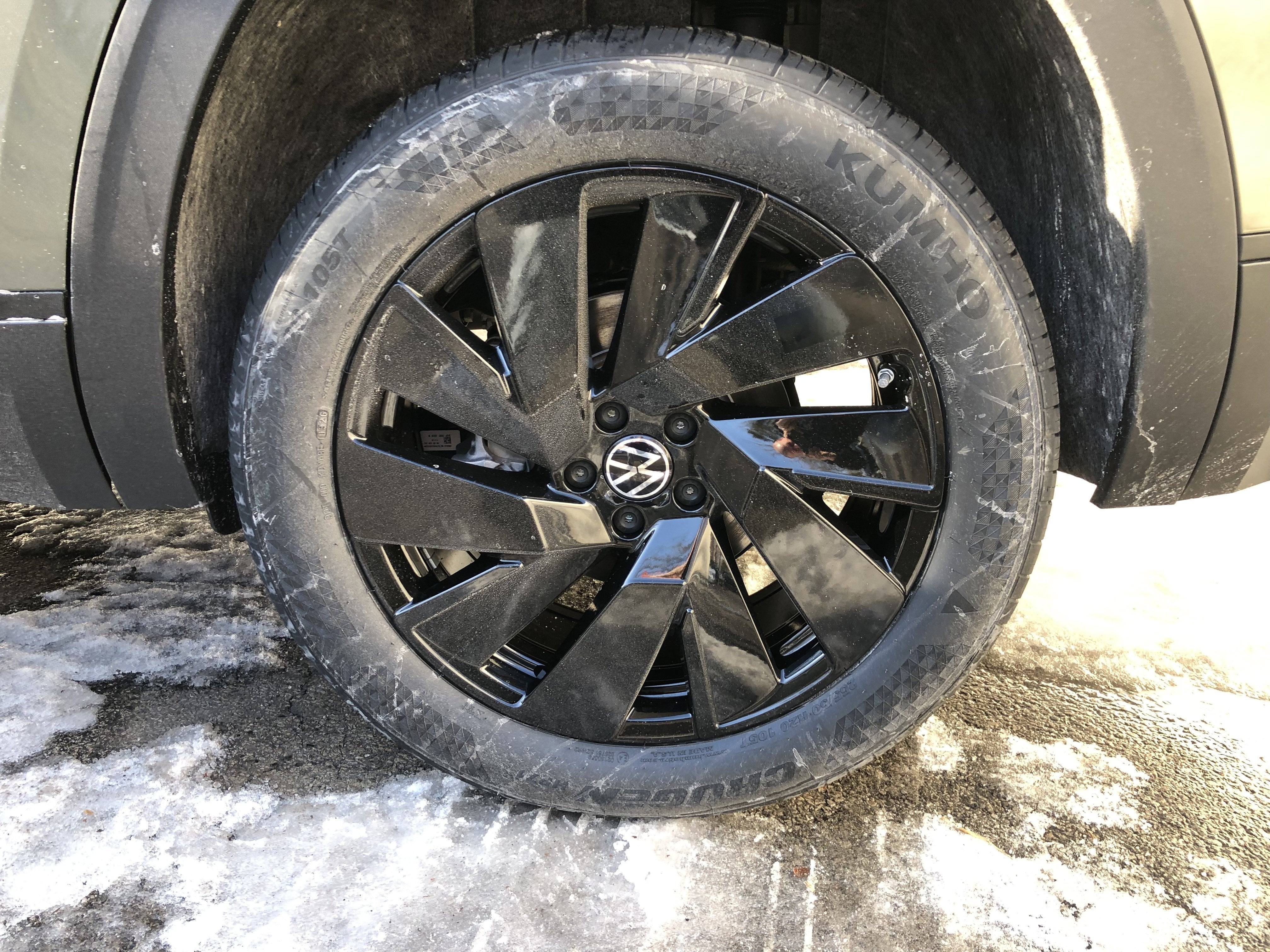 2026 Volkswagen Atlas 2.0T SE w/Technology w/captains chairs, panoramic sunroof and black wheel package