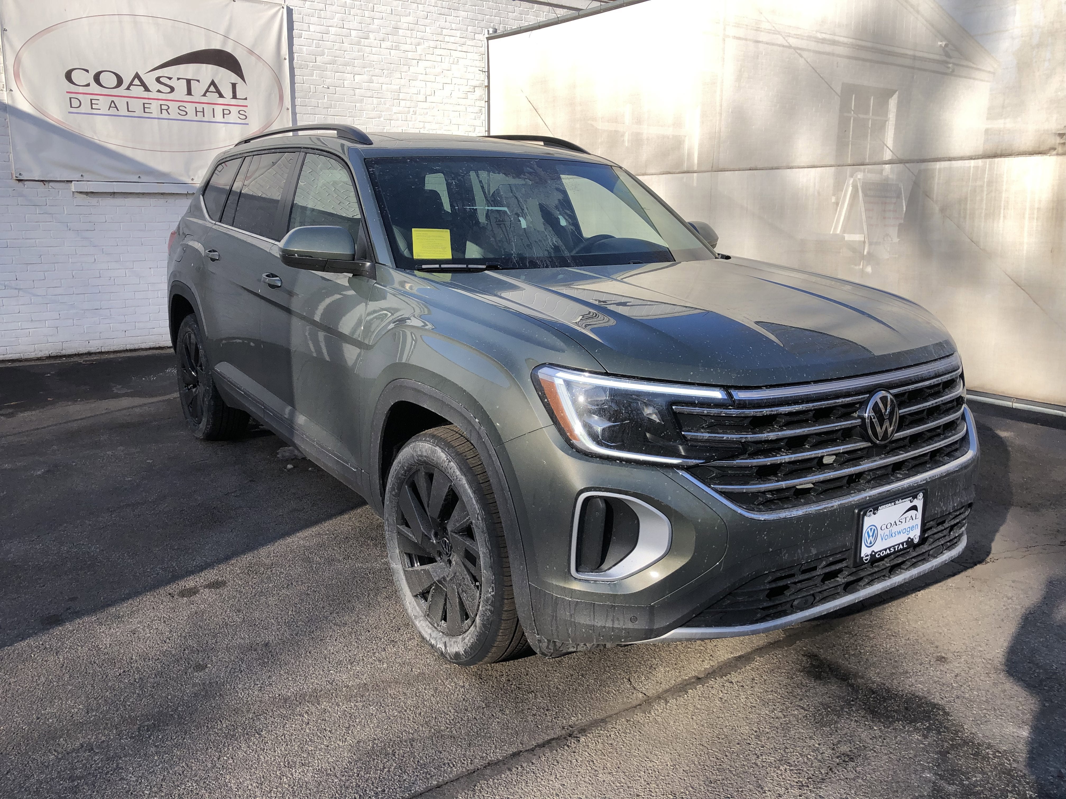 2026 Volkswagen Atlas 2.0T SE w/Technology w/captains chairs, panoramic sunroof and black wheel package