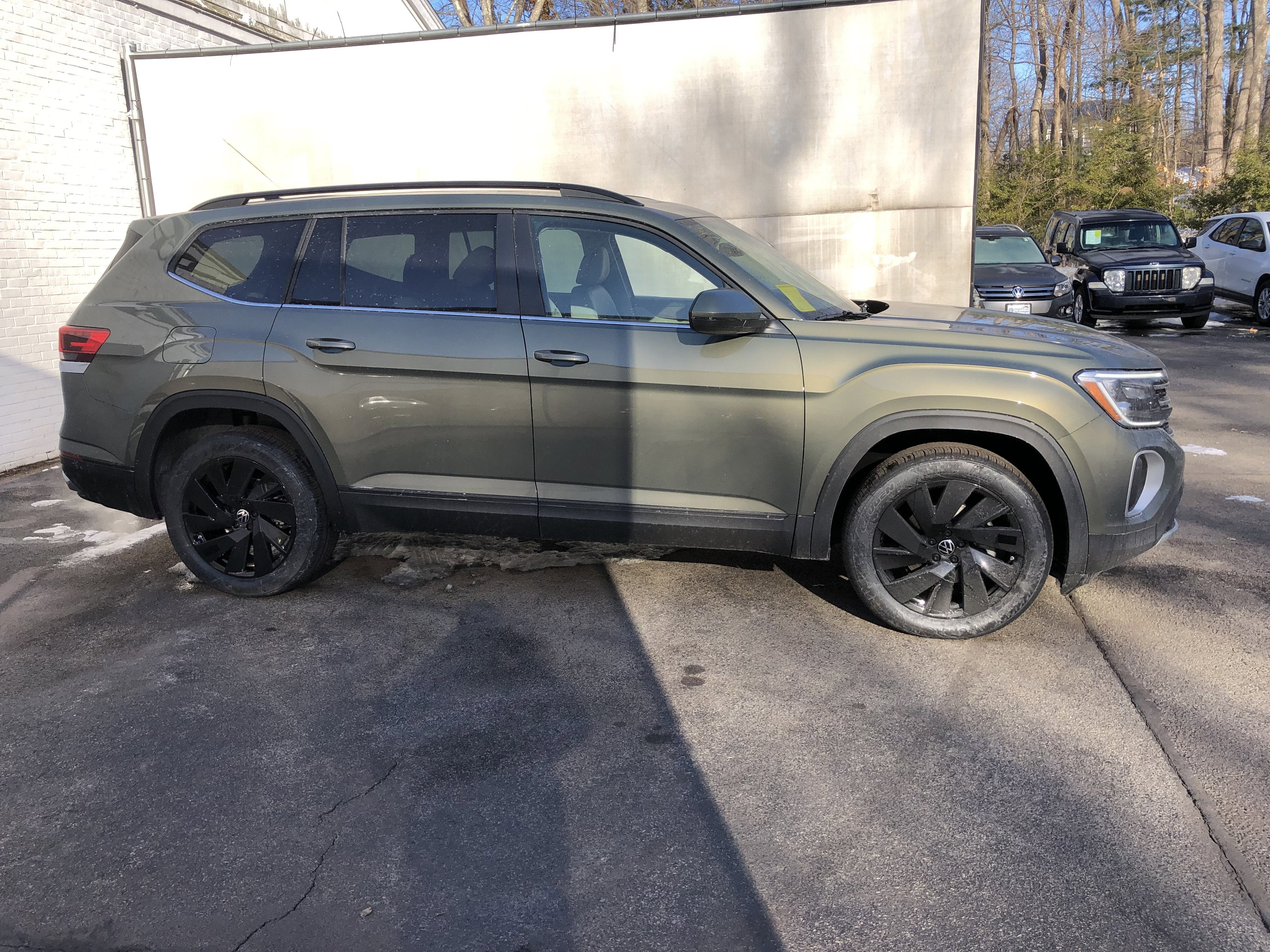 2026 Volkswagen Atlas 2.0T SE w/Technology w/captains chairs, panoramic sunroof and black wheel package