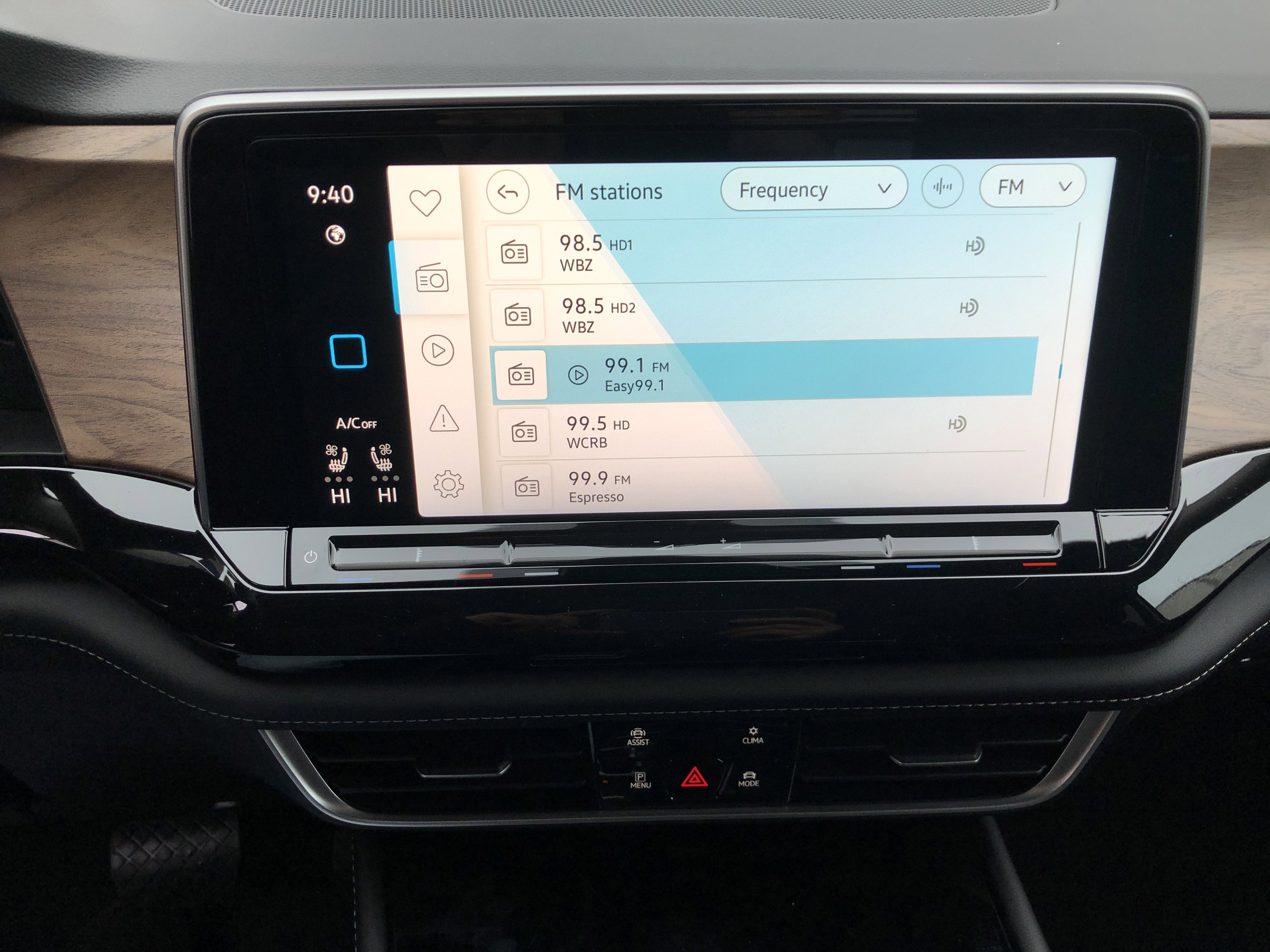 2026 Volkswagen Atlas 2.0T SE w/Technology w/panoramic sunroof and black wheel package