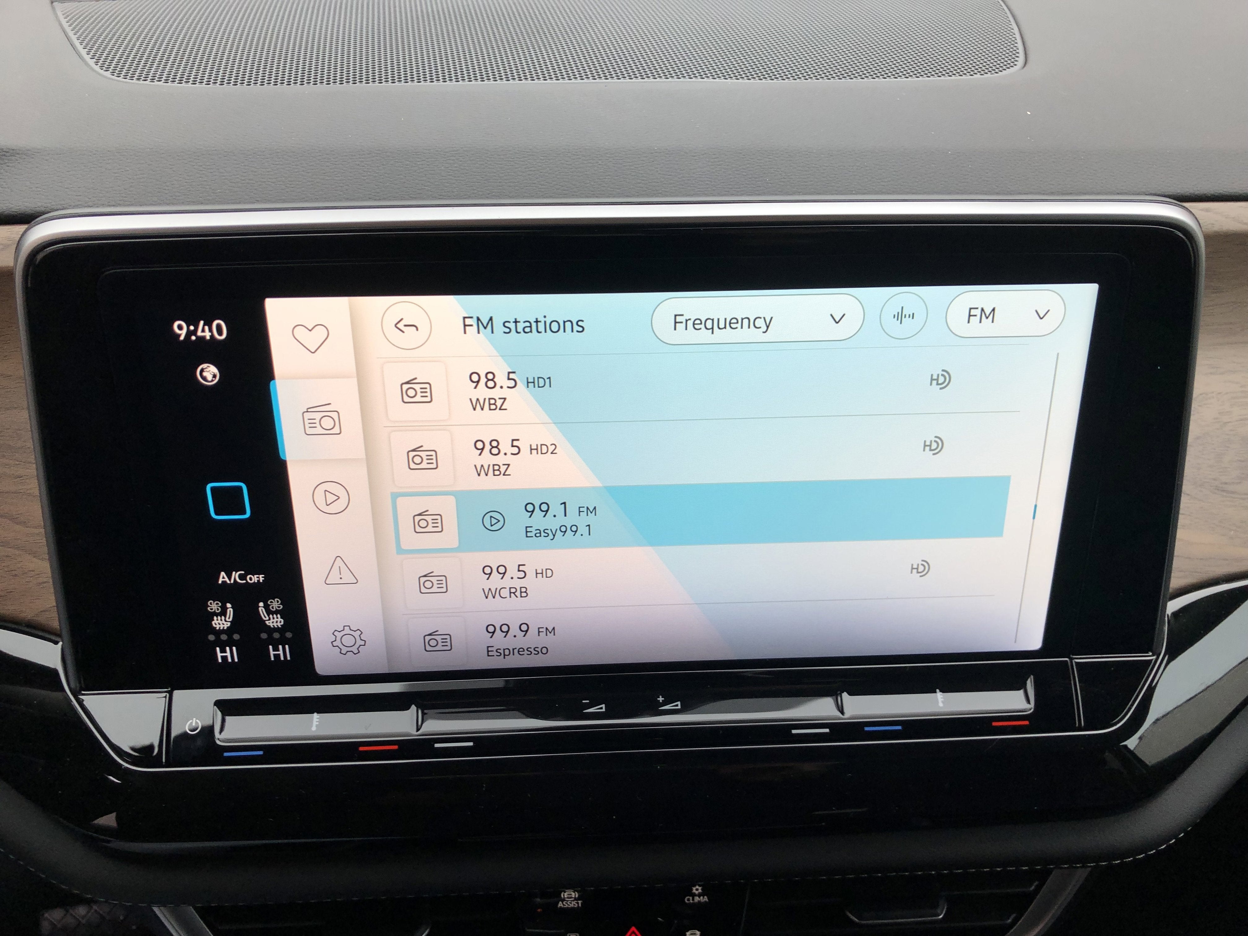 2026 Volkswagen Atlas 2.0T SE w/Technology w/panoramic sunroof and black wheel package