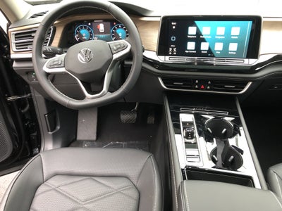 2026 Volkswagen Atlas 2.0T SE w/Technology w/panoramic sunroof and black wheel package