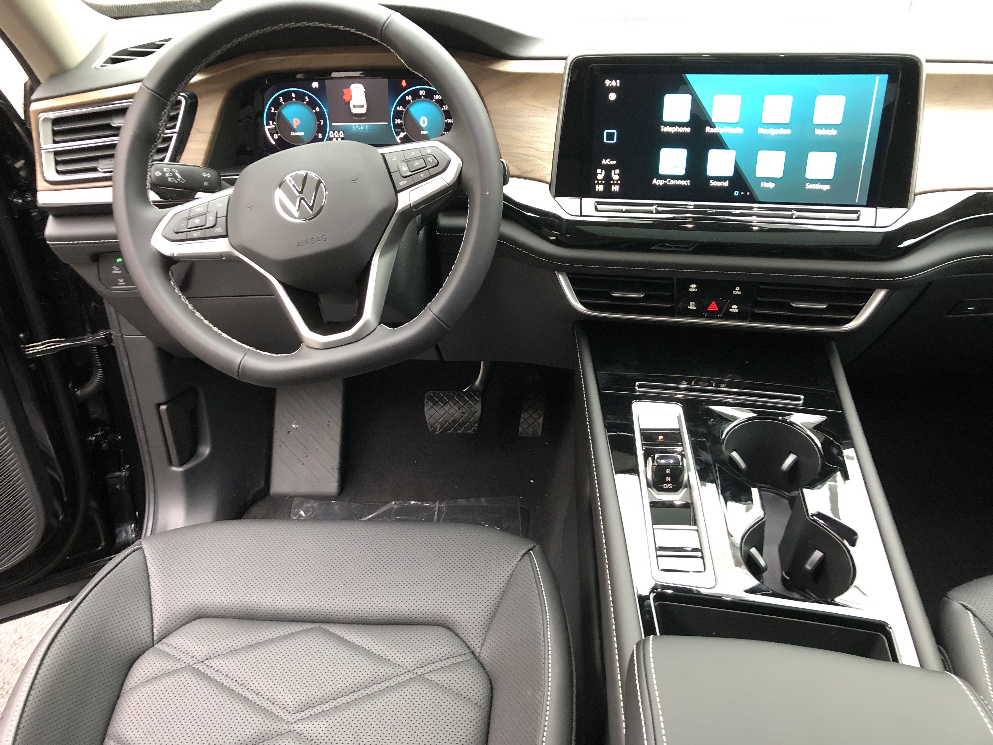 2026 Volkswagen Atlas 2.0T SE w/Technology w/panoramic sunroof and black wheel package