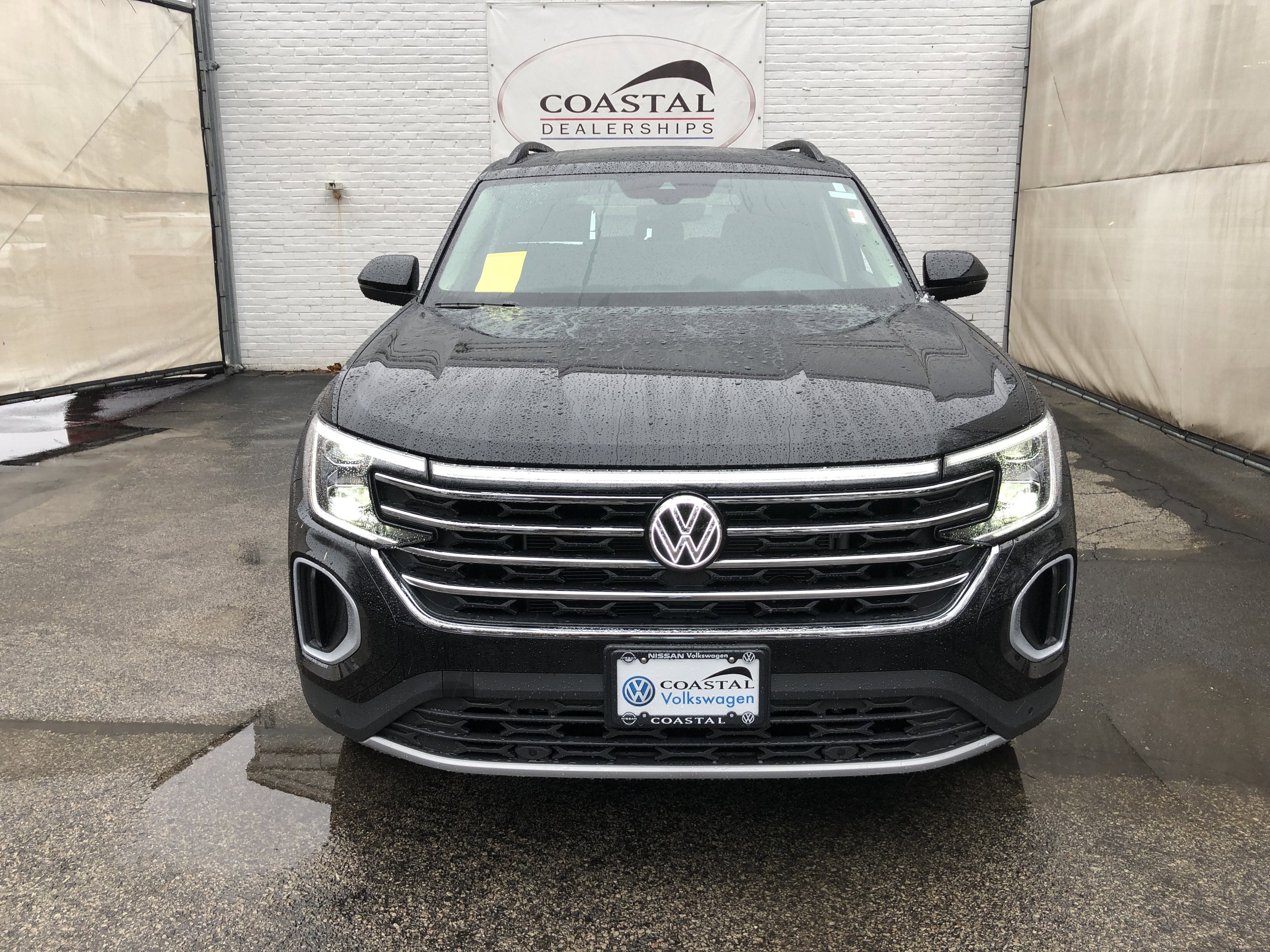 2026 Volkswagen Atlas 2.0T SE w/Technology w/panoramic sunroof and black wheel package