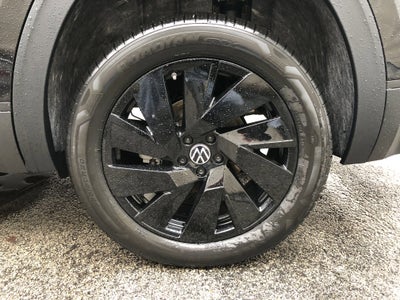 2026 Volkswagen Atlas 2.0T SE w/Technology w/panoramic sunroof and black wheel package