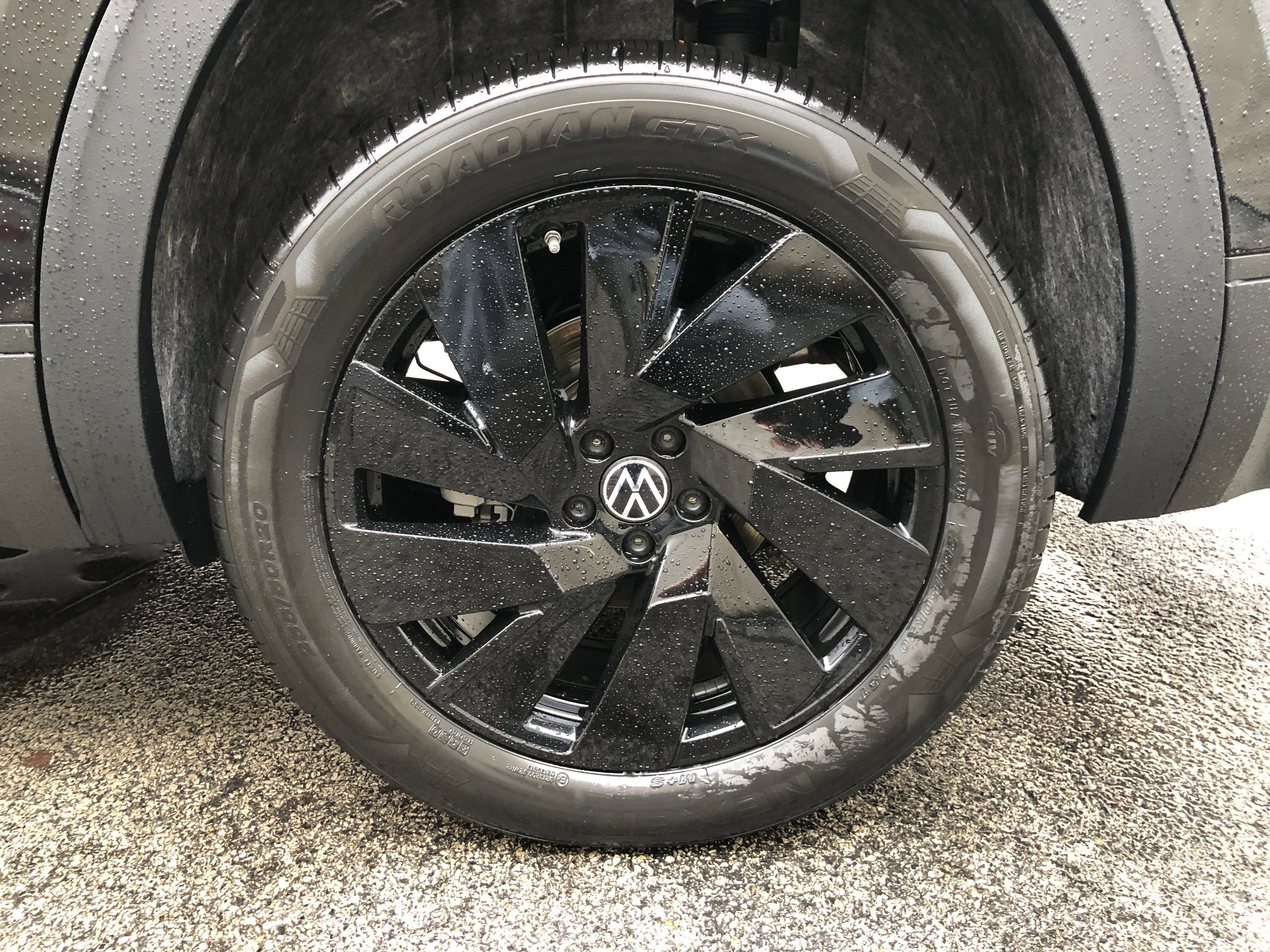 2026 Volkswagen Atlas 2.0T SE w/Technology w/panoramic sunroof and black wheel package