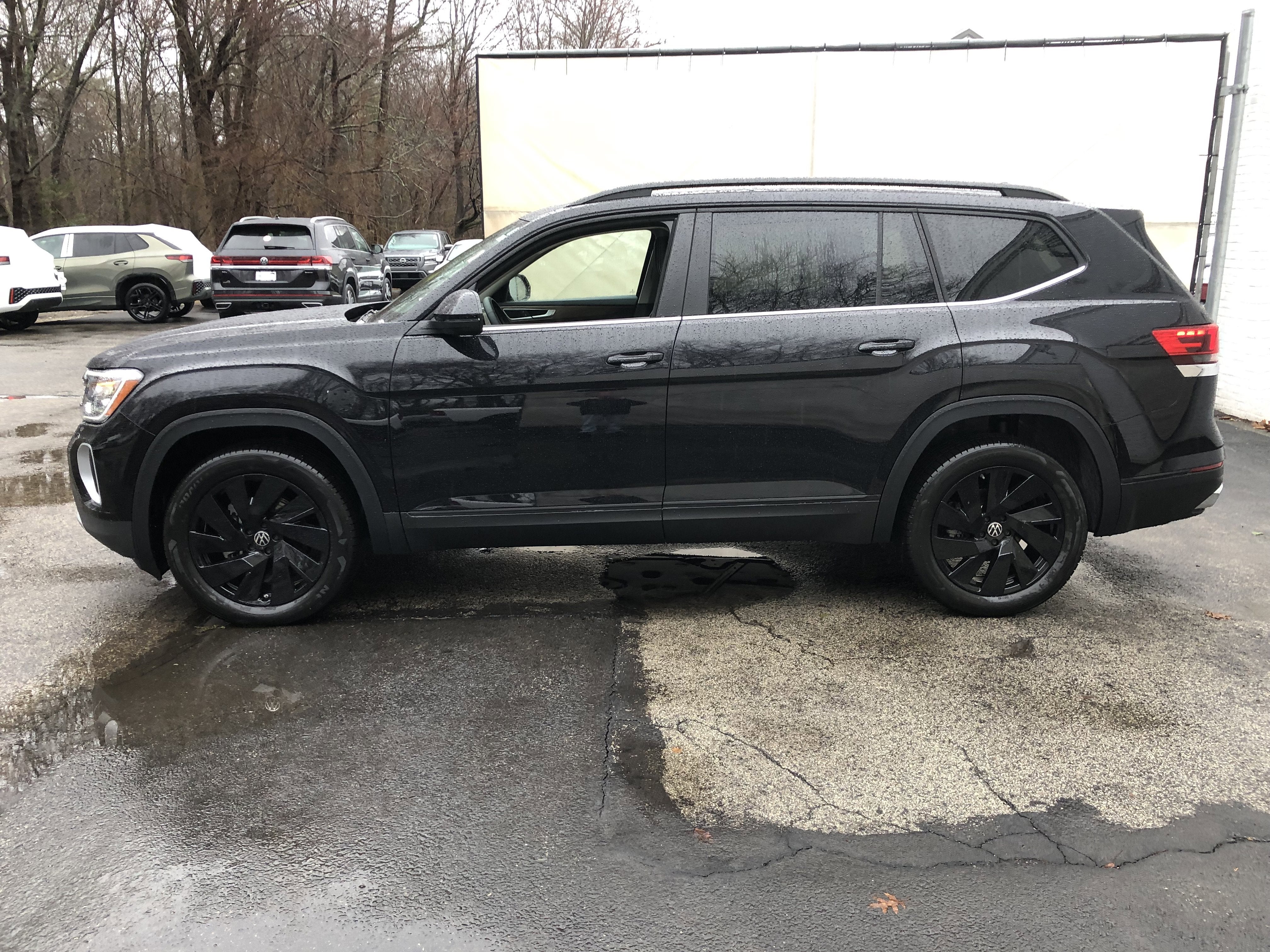 2026 Volkswagen Atlas 2.0T SE w/Technology w/panoramic sunroof and black wheel package