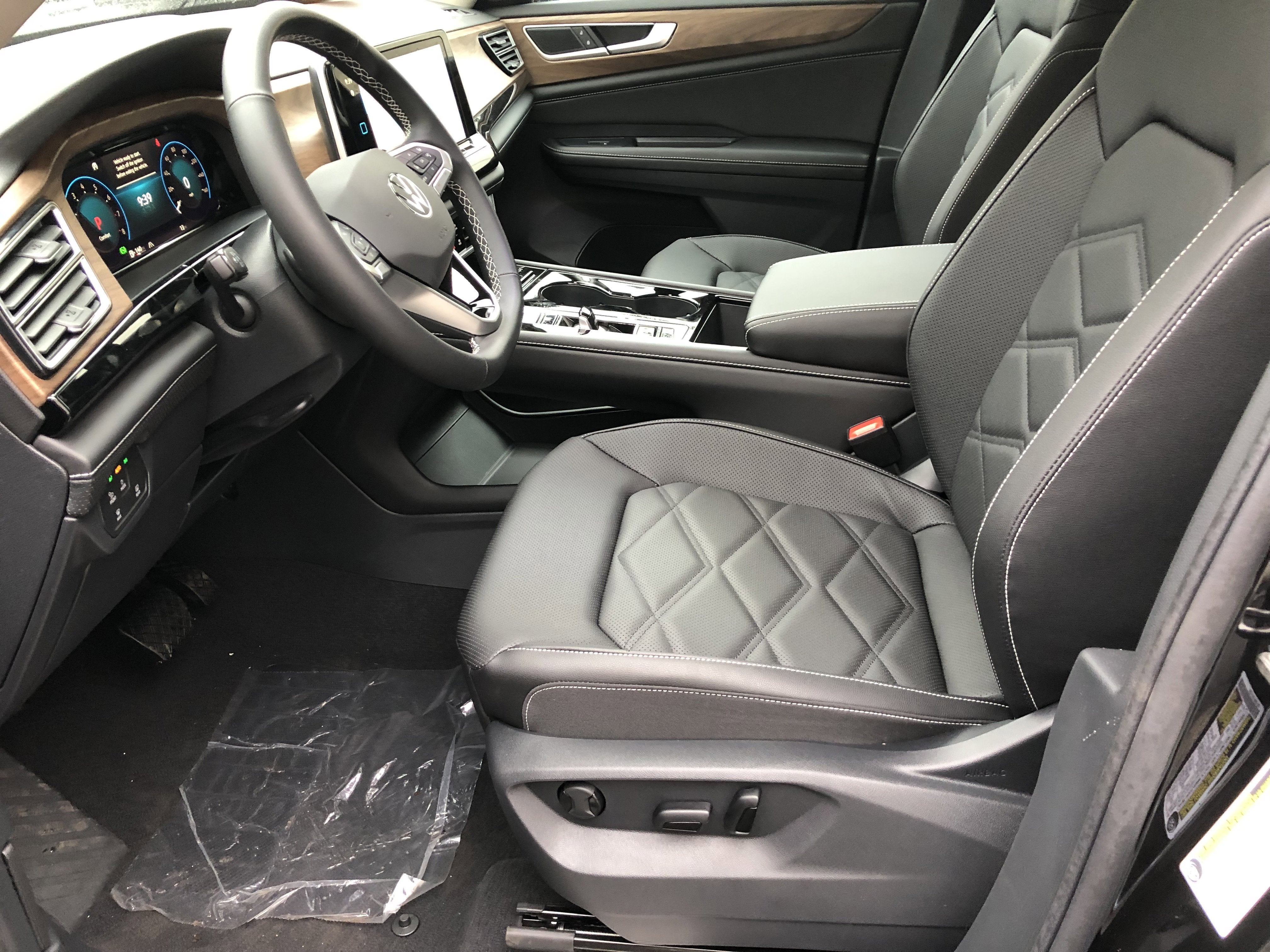 2026 Volkswagen Atlas 2.0T SE w/Technology w/panoramic sunroof and black wheel package