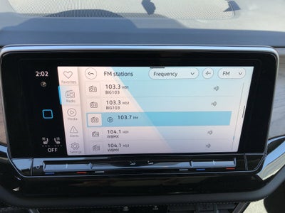 2026 Volkswagen Atlas 2.0T SE w/Technology w/captains chairs, panoramic sunroof and black wheel package
