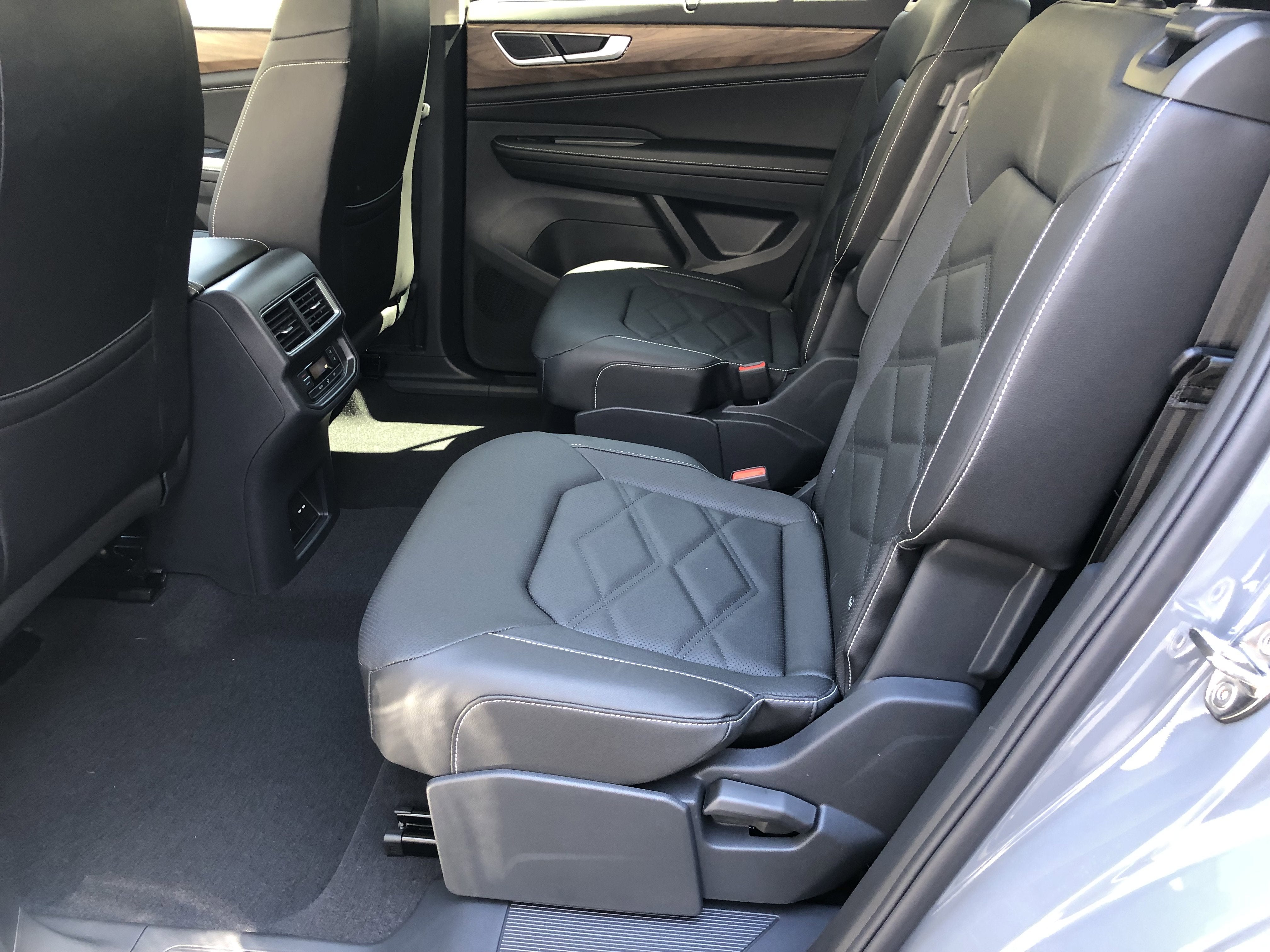 2026 Volkswagen Atlas 2.0T SE w/Technology w/captains chairs, panoramic sunroof and black wheel package
