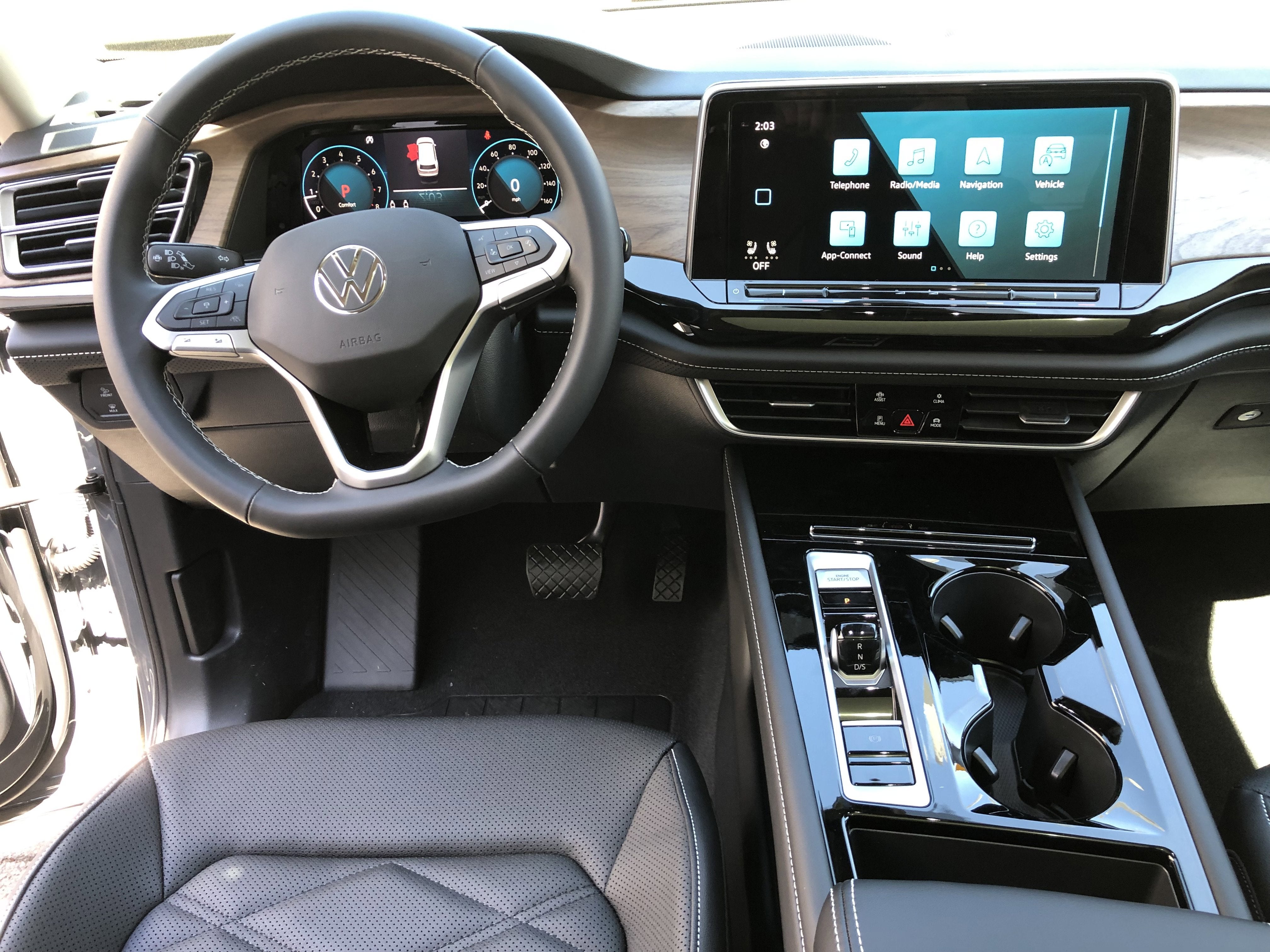 2026 Volkswagen Atlas 2.0T SE w/Technology w/captains chairs, panoramic sunroof and black wheel package