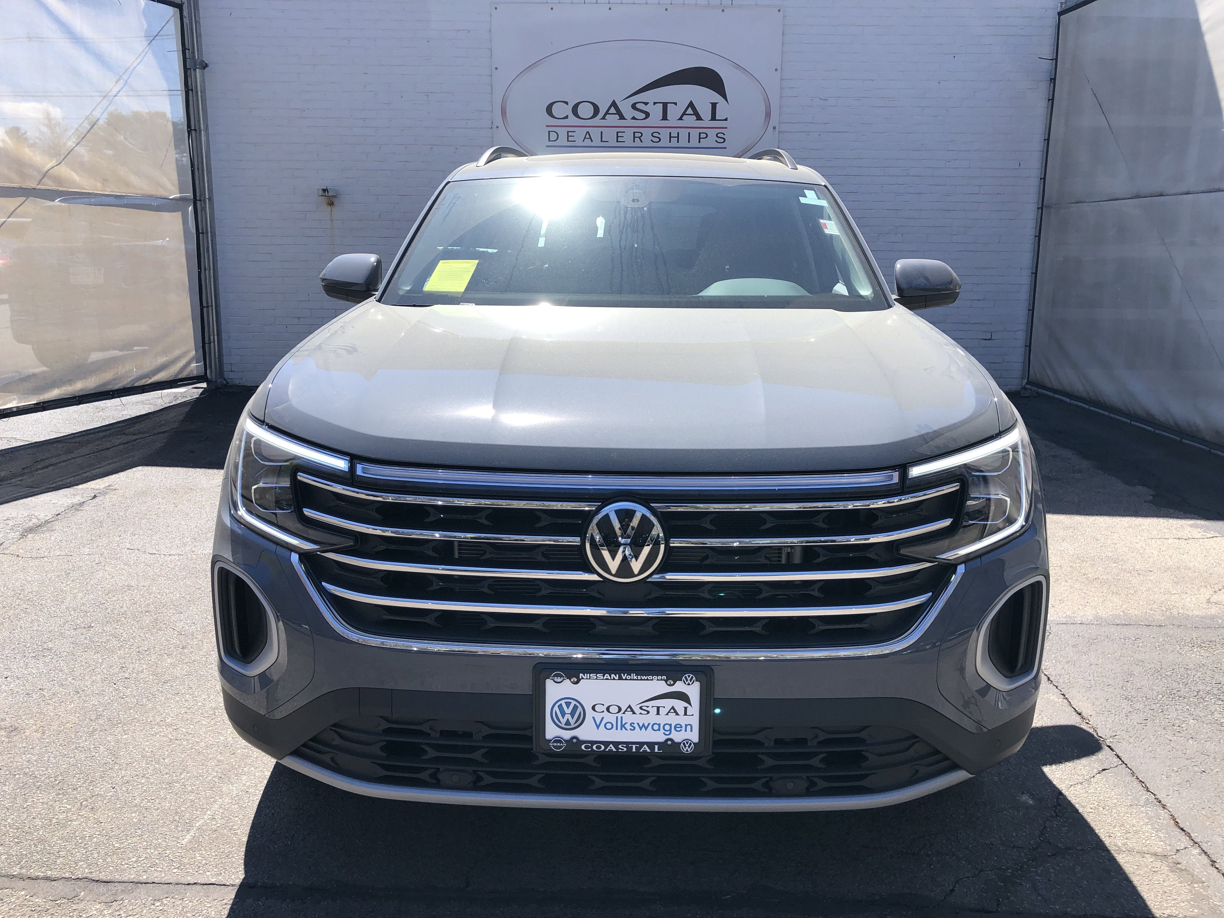 2026 Volkswagen Atlas 2.0T SE w/Technology w/captains chairs, panoramic sunroof and black wheel package