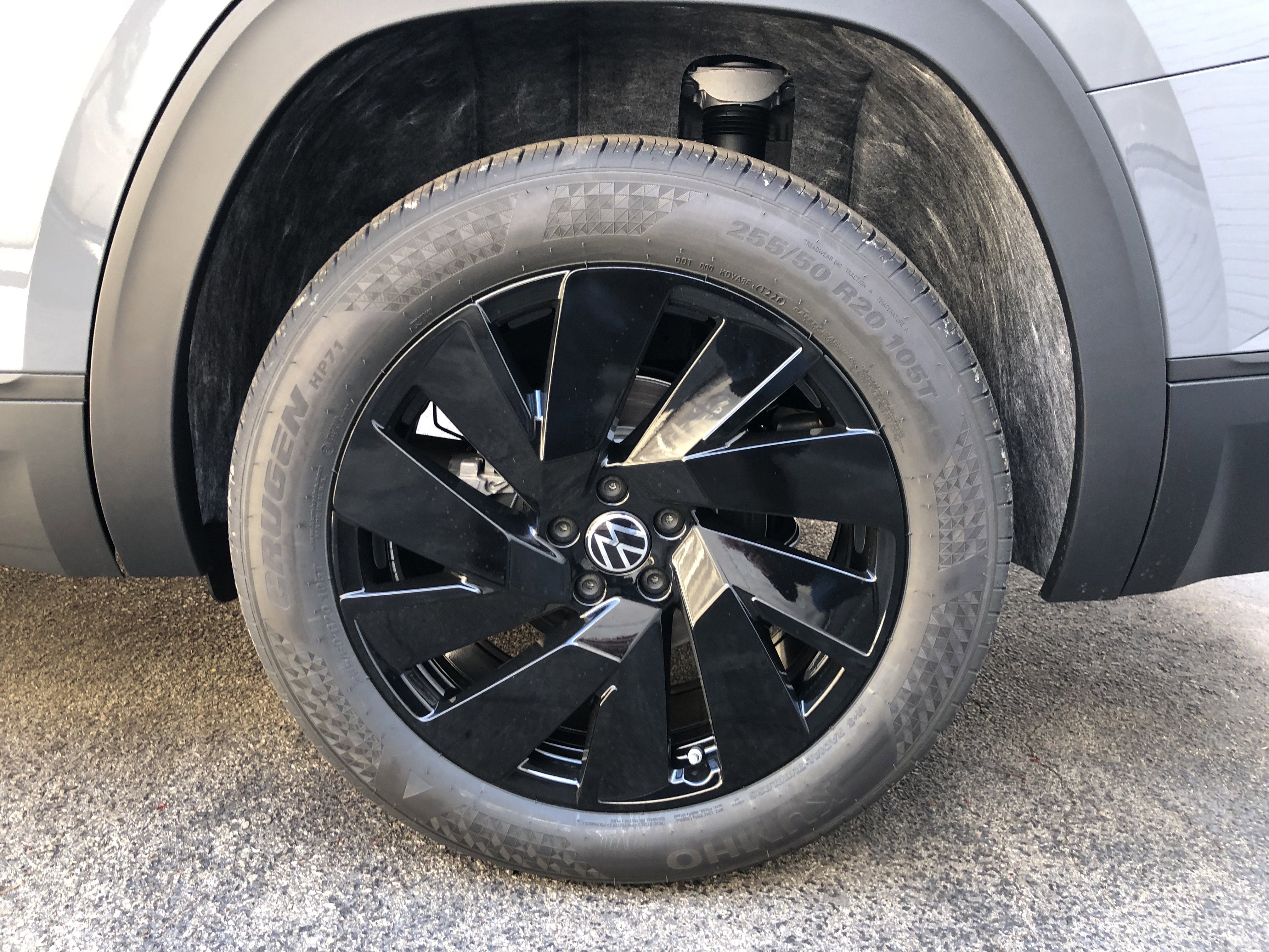 2026 Volkswagen Atlas 2.0T SE w/Technology w/captains chairs, panoramic sunroof and black wheel package